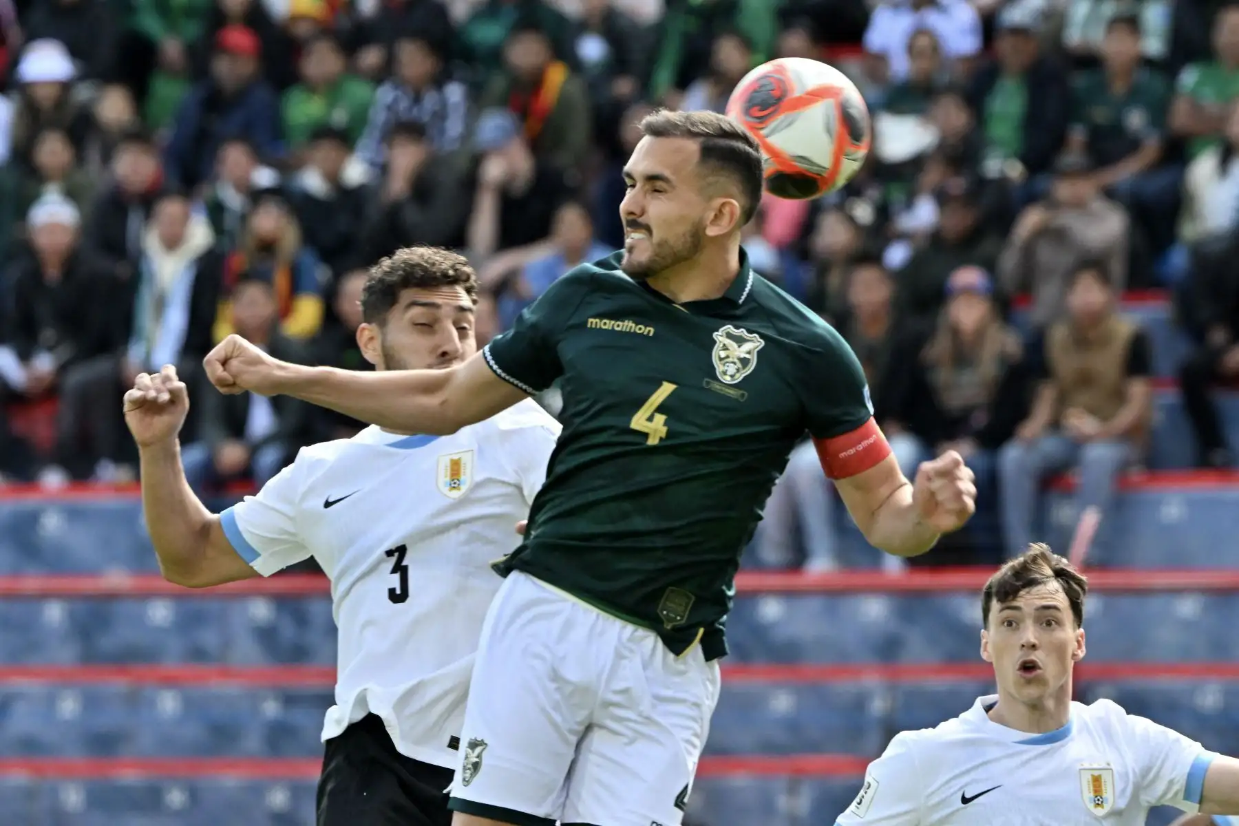 El defensa uruguayo, Sebastián Cáceres y el defensor boliviano, Luis Haquin saltan para cabecear el balón y superar al delantero uruguayo , Federico Viñas durante el partido de clasificación sudamericana para la Copa Mundial de la FIFA 2026 entre Bolivia y Uruguay en el estadio Municipal de El Alto en El Alto, Bolivia.
Foto: AFP