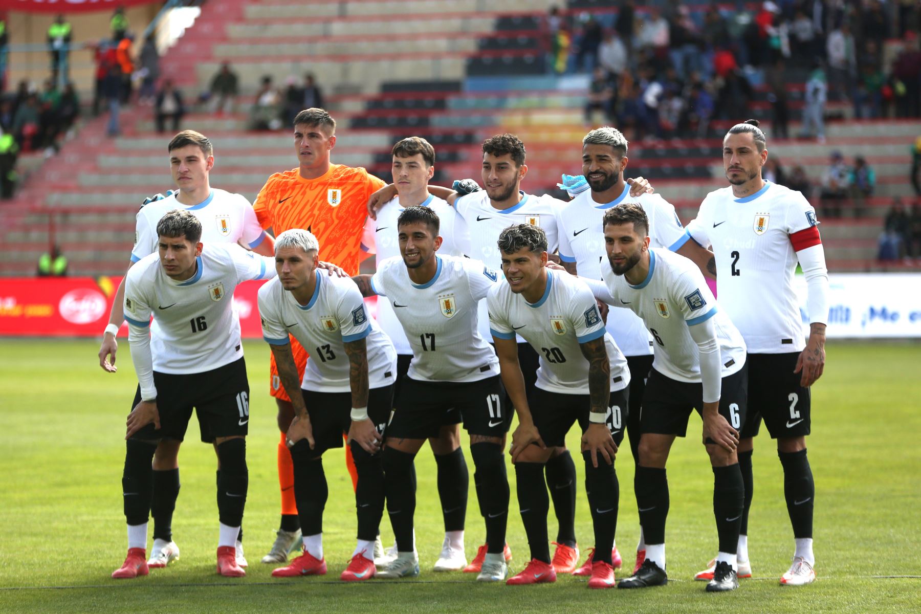 Jugadores de la selección de Uruguay forman este martes, en un partido de las eliminatorias sudamericanas para el Mundial de 2026 entre las selecciones de Bolivia y Uruguay en el estadio Municipal de El Alto, en la ciudad de El Alto (Bolivia).
Foto:  EFE