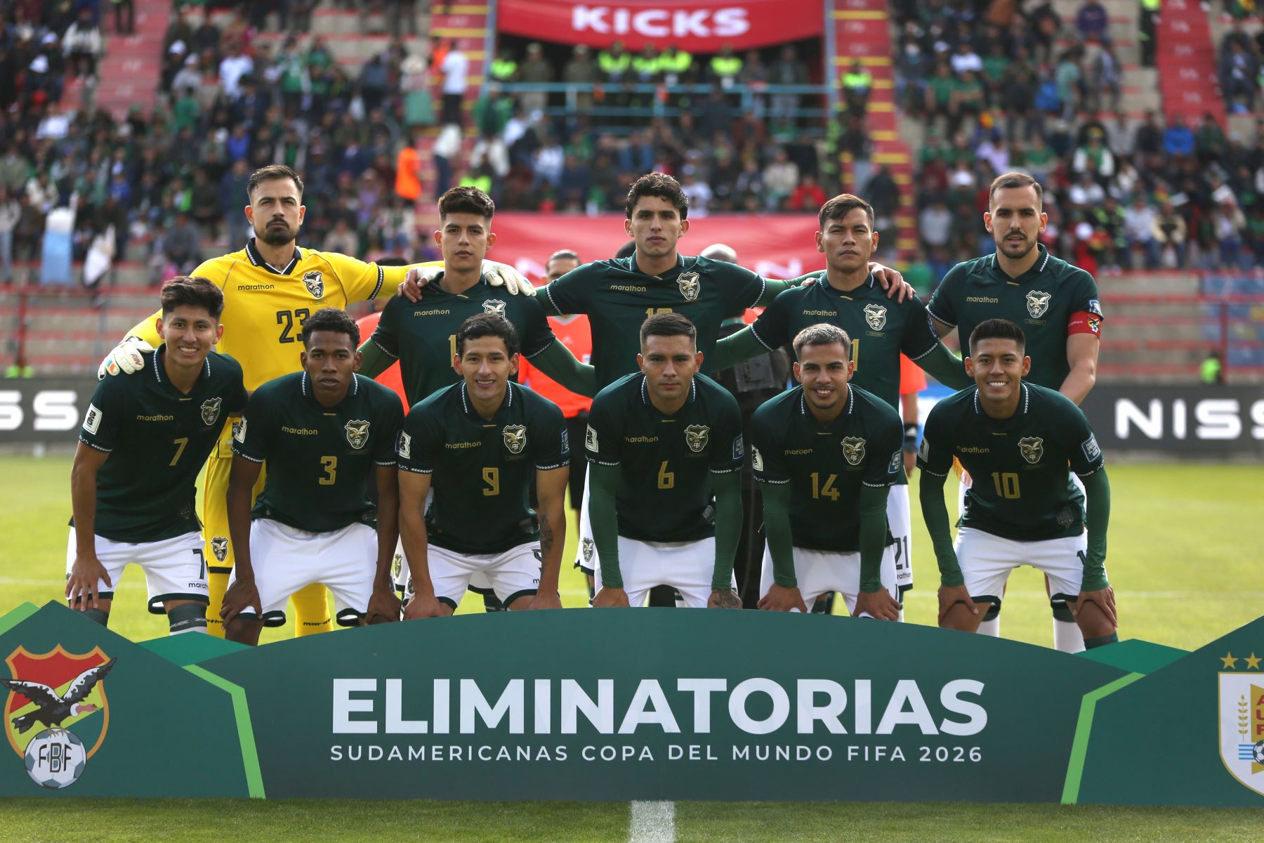 Jugadores de la selección de Bolivia forman este martes, en un partido de las eliminatorias sudamericanas para el Mundial de 2026 entre las selecciones de Bolivia y Uruguay en el estadio Municipal de El Alto, en la ciudad de El Alto (Bolivia). 
Foto: EFE