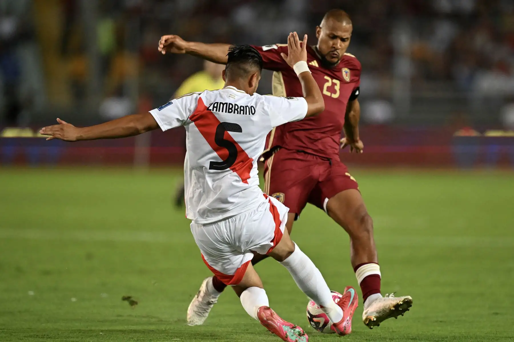 El defensa peruano , Carlos Zambrano, y el delantero venezolano , Salomón Rondón, disputan el balón durante el partido de las eliminatorias sudamericanas al Mundial de la FIFA 2026 entre Venezuela y Perú, en el estadio Monumental de Maturín, estado de Monagas, Venezuela.
Foto: AFP