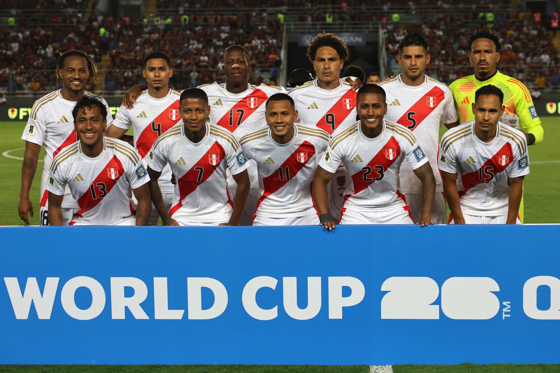 Jugadores de Perú forman este martes, en un partido de las eliminatorias sudamericanas para el Mundial de 2026 entre las selecciones Venezuela y Perú en el estadio Monumental de Monagas (Venezuela). 
Foto: EFE
