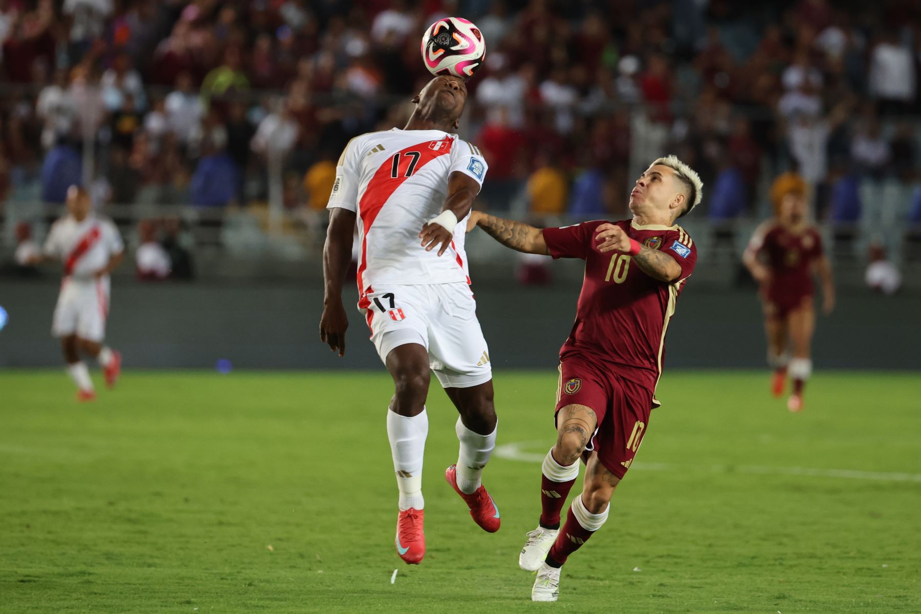 Venezuela se impone 1-0 sobre Perú gracias a un gol de penal de su capitán, Salomón Rondón. La falta que originó la pena máxima ocurrió a los 37 minutos, cuando Carlos Zambrano derribó a un rival dentro del área. Con este resultado parcial, la Vinotinto se acerca a los puestos de clasificación directa, mientras que Perú sigue comprometido en la tabla de posiciones de las Eliminatorias al Mundial 2026.
Foto: EFE