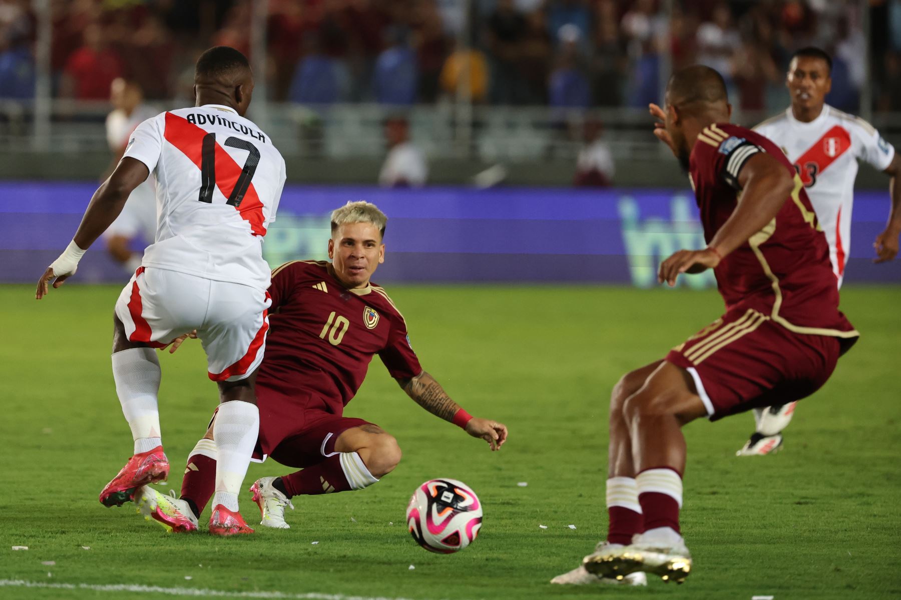 Yeferson Soteldo de Venezuela disputa un balón con Luis Advíncula  de Perú este martes, en un partido de las eliminatorias sudamericanas para el Mundial de 2026 entre las selecciones Venezuela y Perú en el estadio Monumental de Monagas (Venezuela). 
Foto: EFE