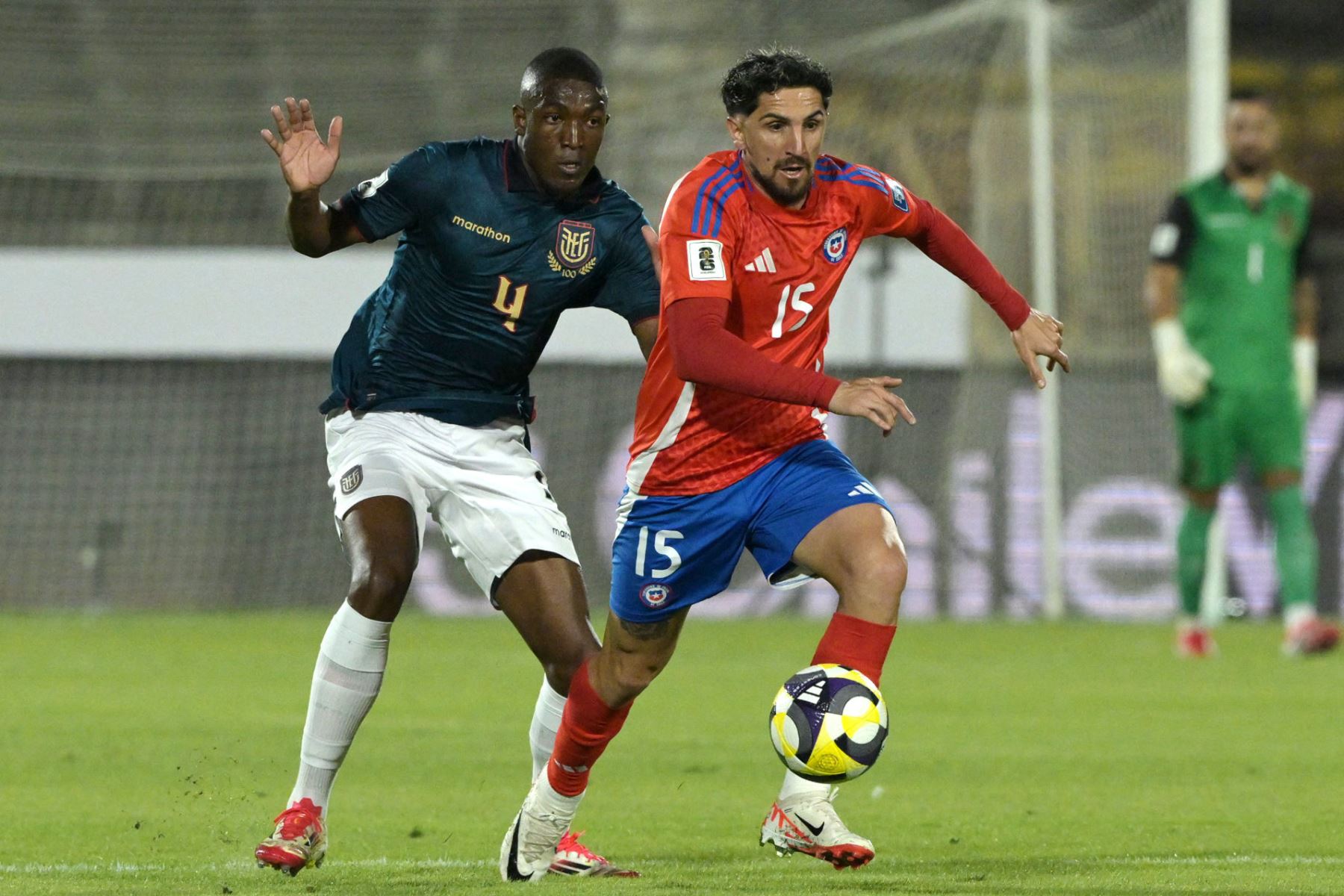 El defensa ecuatoriano Joel Ordóñez y el centrocampista chileno Diego Valdés disputan el balón durante el partido de clasificación sudamericana para la Copa Mundial de la FIFA 2026 entre Chile y Ecuador en el estadio Nacional Julio Martínez Prádanos de Santiago.
Foto: AFP