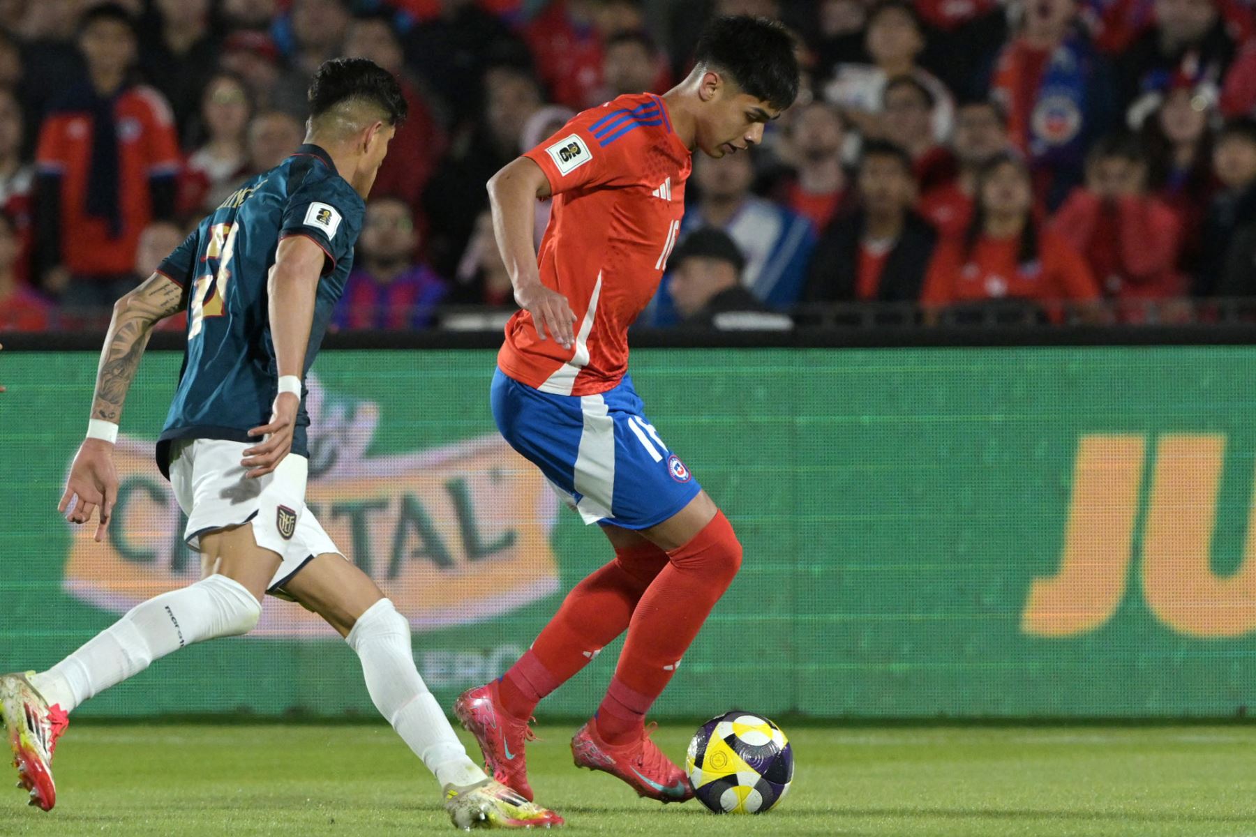 El defensa ecuatoriano Joel Ordóñez y el centrocampista chileno Diego Valdés disputan el balón durante el partido de clasificación sudamericana para la Copa Mundial de la FIFA 2026 entre Chile y Ecuador en el estadio Nacional Julio Martínez Prádanos de Santiago.
Foto: AFP
