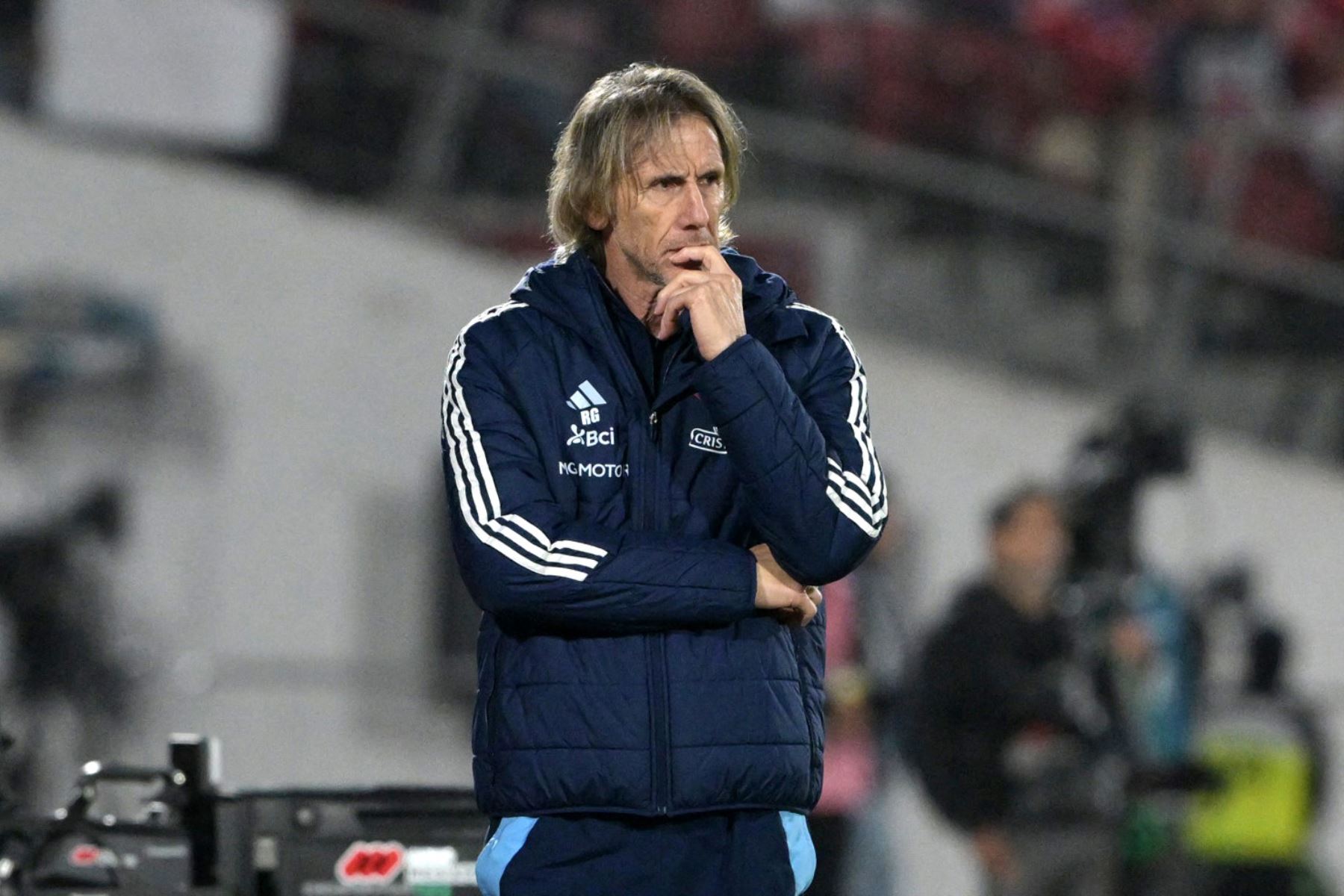 El entrenador argentino de Chile, Ricardo Gareca, hace un gesto durante el partido de fútbol de las eliminatorias sudamericanas de la Copa Mundial de la FIFA 2026 entre Chile y Ecuador en el estadio Nacional Julio Martínez Pradanos en Santiago.
Foto: AFP