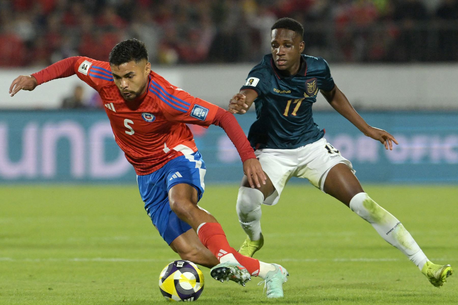 El defensor  de Chile, Paulo Díaz, y el mediocampista de Ecuador, Darwin Guagua, luchan por el balón durante el partido de fútbol de las eliminatorias sudamericanas de la Copa Mundial de la FIFA 2026 entre Chile y Ecuador en el estadio Nacional Julio Martínez Pradanos en Santiago.
Foto: AFP