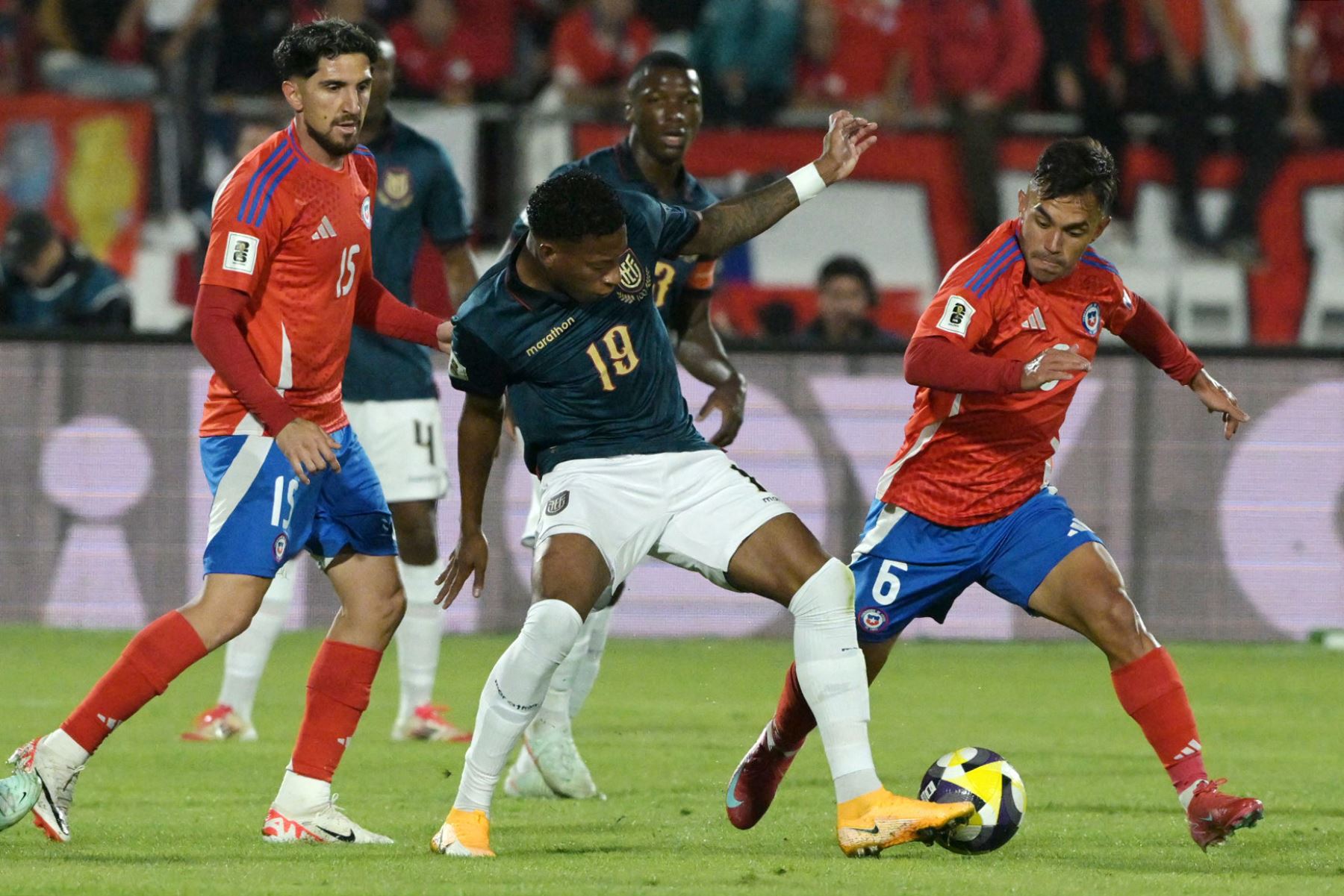 Ecuador dio un paso más en su camino hacia el Mundial de 2026 al empatar 0-0 este jueves de visitante contra Chile, que casi no tiene chances de estar en la próxima cita planetaria.
Foto: AFP