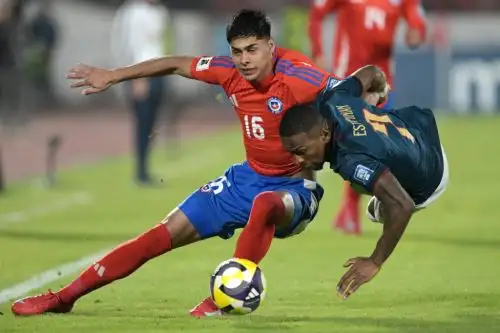 El delantero chileno Darío Osorio y el defensor ecuatoriano Pervis Estupinan luchan por el balón. Foto: AFP