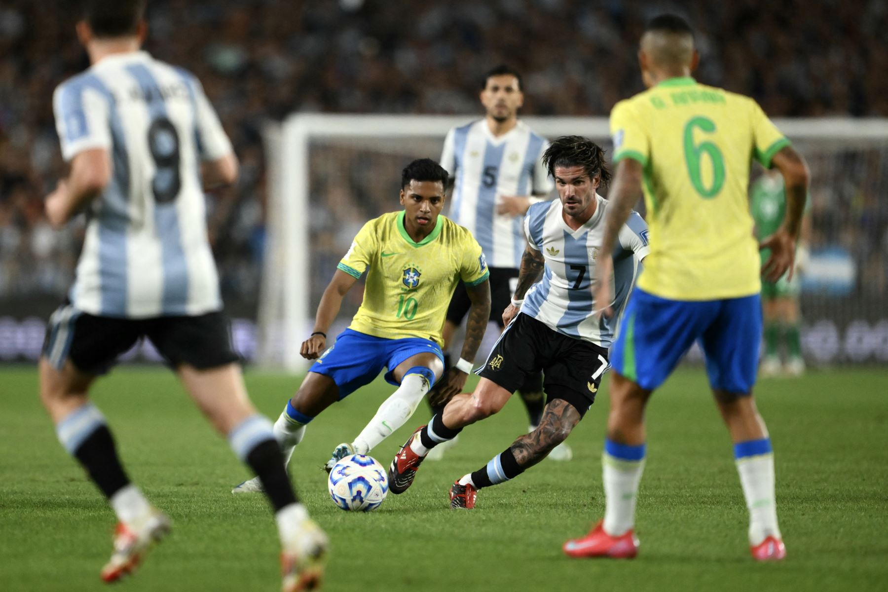 El delantero  de Brasil, Rodrygo, y el mediocampista de Argentina, Rodrigo De Paul, luchan por el balón durante el partido de fútbol de las eliminatorias sudamericanas de la Copa Mundial de la FIFA 2026 entre Argentina y Brasil en el estadio Más Monumental de la provincia de Buenos Aires.
Foto: AFP
