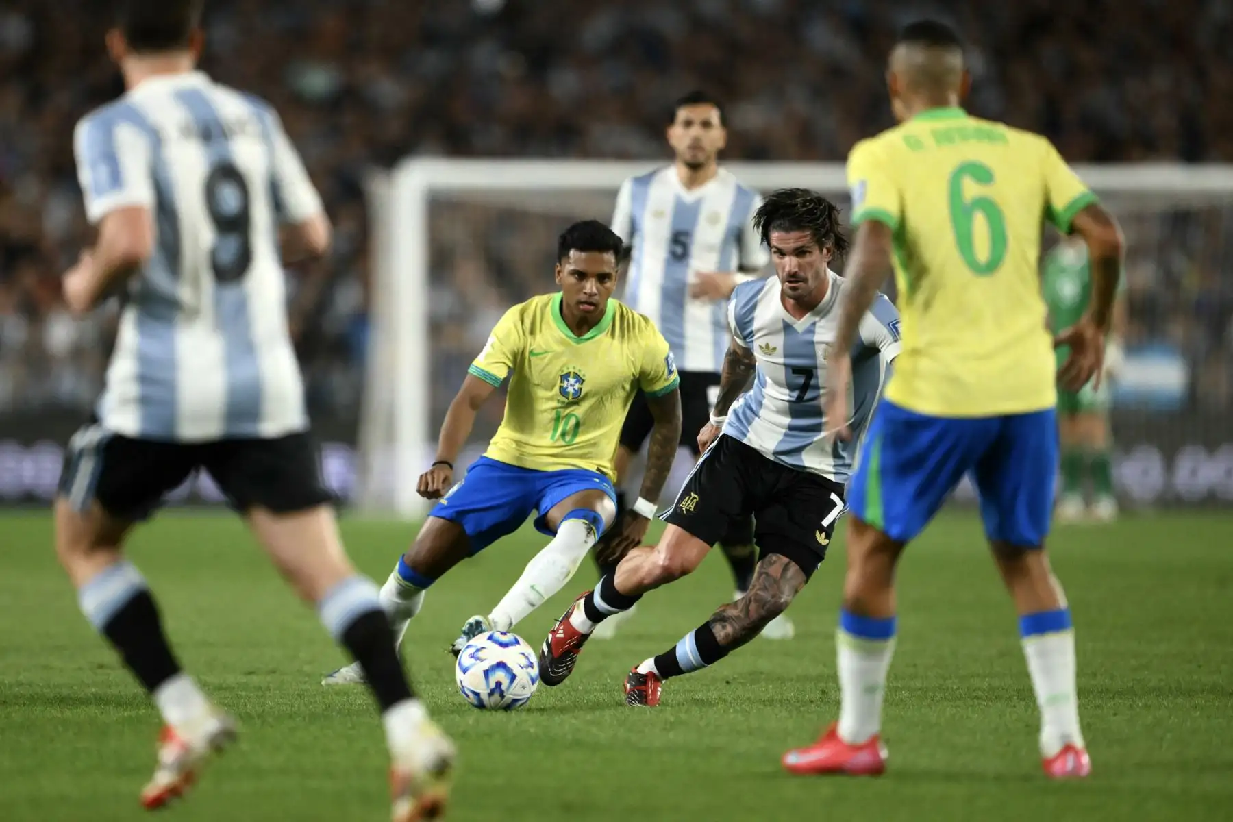 El delantero  de Brasil, Rodrygo, y el mediocampista de Argentina, Rodrigo De Paul, luchan por el balón durante el partido de fútbol de las eliminatorias sudamericanas de la Copa Mundial de la FIFA 2026 entre Argentina y Brasil en el estadio Más Monumental de la provincia de Buenos Aires.
Foto: AFP