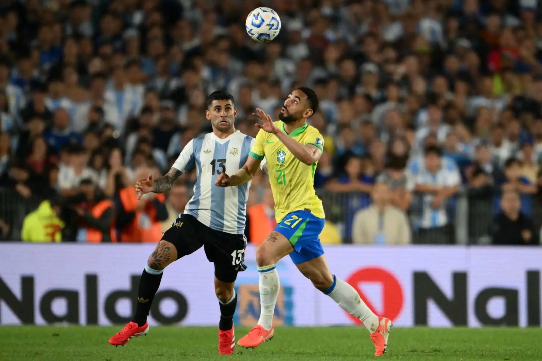 El defensor de Argentina, Cristian Romero, y el delantero  de Brasil, Matheus Cunha, luchan por el balón durante el partido de fútbol de las eliminatorias sudamericanas de la Copa Mundial de la FIFA 2026 entre Argentina y Brasil en el estadio Más Monumental de la provincia de Buenos Aires.
Foto: AFP