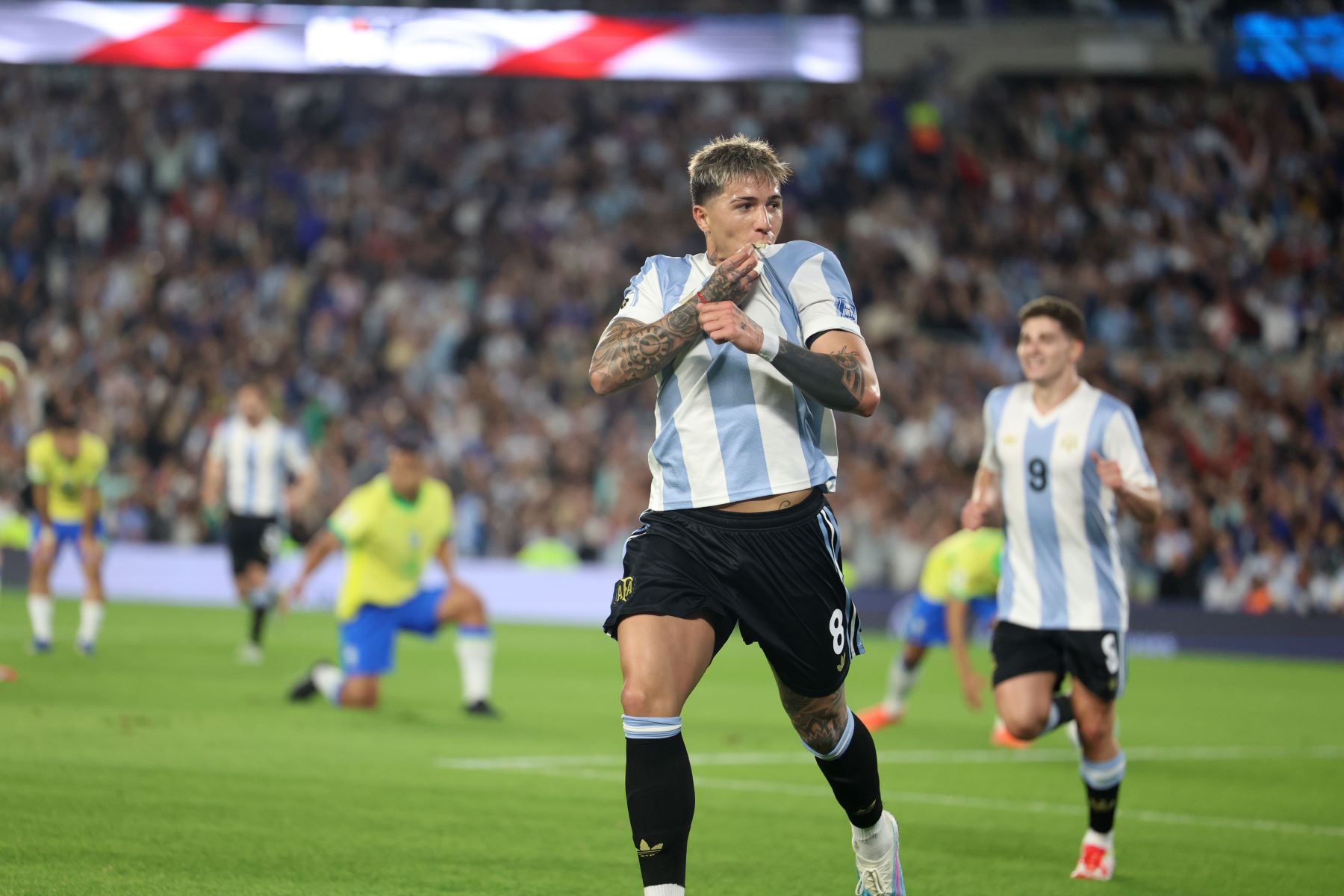 Enzo Fernández de Argentina celebra un gol ante Brasil este martes en un partido de las eliminatorias sudamericanas para el Mundial de 2026 entre las selecciones de Argentina y Brasil en el estadio Monumental en Buenos Aires (Argentina).
Foto: EFE
