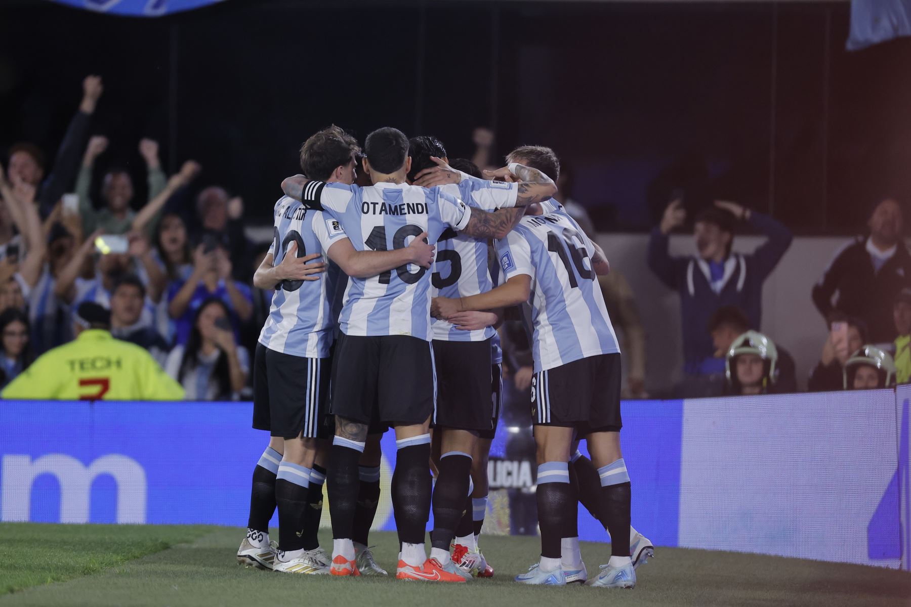 Jugadores de Argentina celebran un gol ante Brasil este martes en un partido de las eliminatorias sudamericanas para el Mundial de 2026 entre las selecciones de Argentina y Brasil en el estadio Monumental de Buenos Aires (Argentina)
Foto: EFE