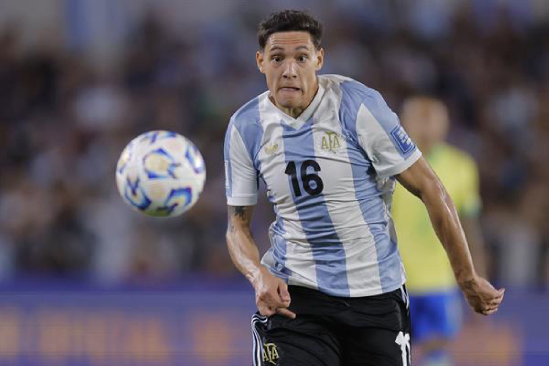 Nahuel Molina de Argentina controla el balón este martes en un partido de las eliminatorias sudamericanas para el Mundial de 2026 entre las selecciones de Argentina y Brasil en el estadio Monumental de Buenos Aires (Argentina). 
Foto: EFE