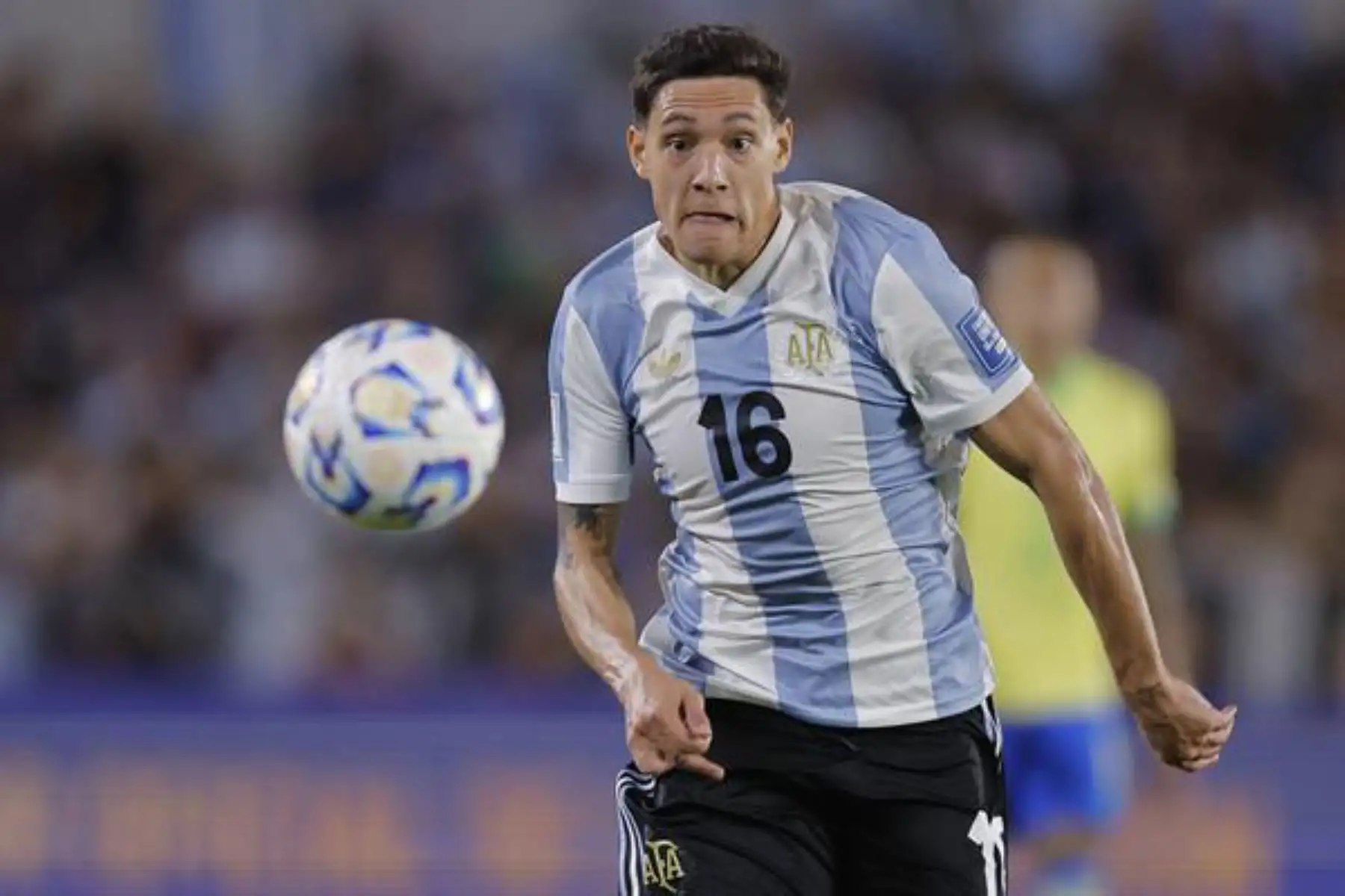 Nahuel Molina de Argentina controla el balón este martes en un partido de las eliminatorias sudamericanas para el Mundial de 2026 entre las selecciones de Argentina y Brasil en el estadio Monumental de Buenos Aires (Argentina). 
Foto: EFE