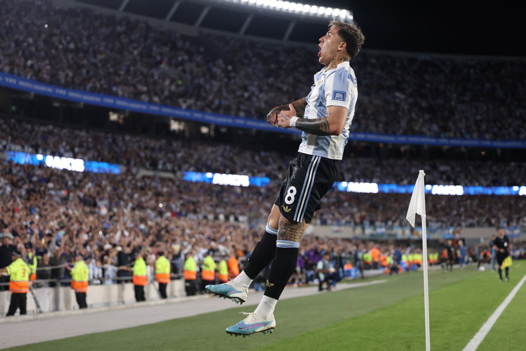Enzo Fernández de Argentina celebra un gol ante Brasil este martes en un partido de las eliminatorias sudamericanas para el Mundial de 2026 entre las selecciones de Argentina y Brasil en el estadio Monumental en Buenos Aires (Argentina). 
Foto: EFE