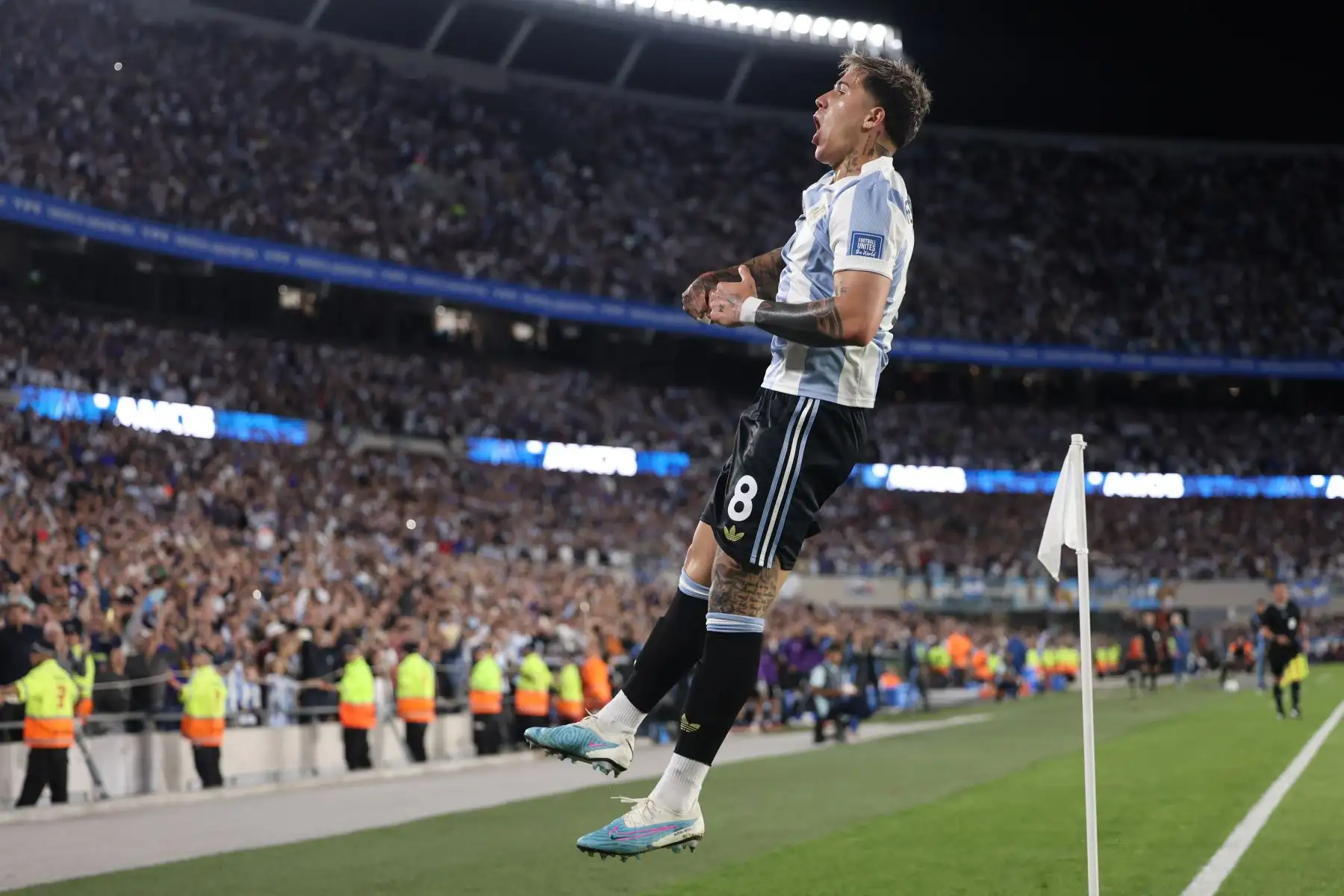 Enzo Fernández de Argentina celebra un gol ante Brasil este martes en un partido de las eliminatorias sudamericanas para el Mundial de 2026 entre las selecciones de Argentina y Brasil en el estadio Monumental en Buenos Aires (Argentina). 
Foto: EFE