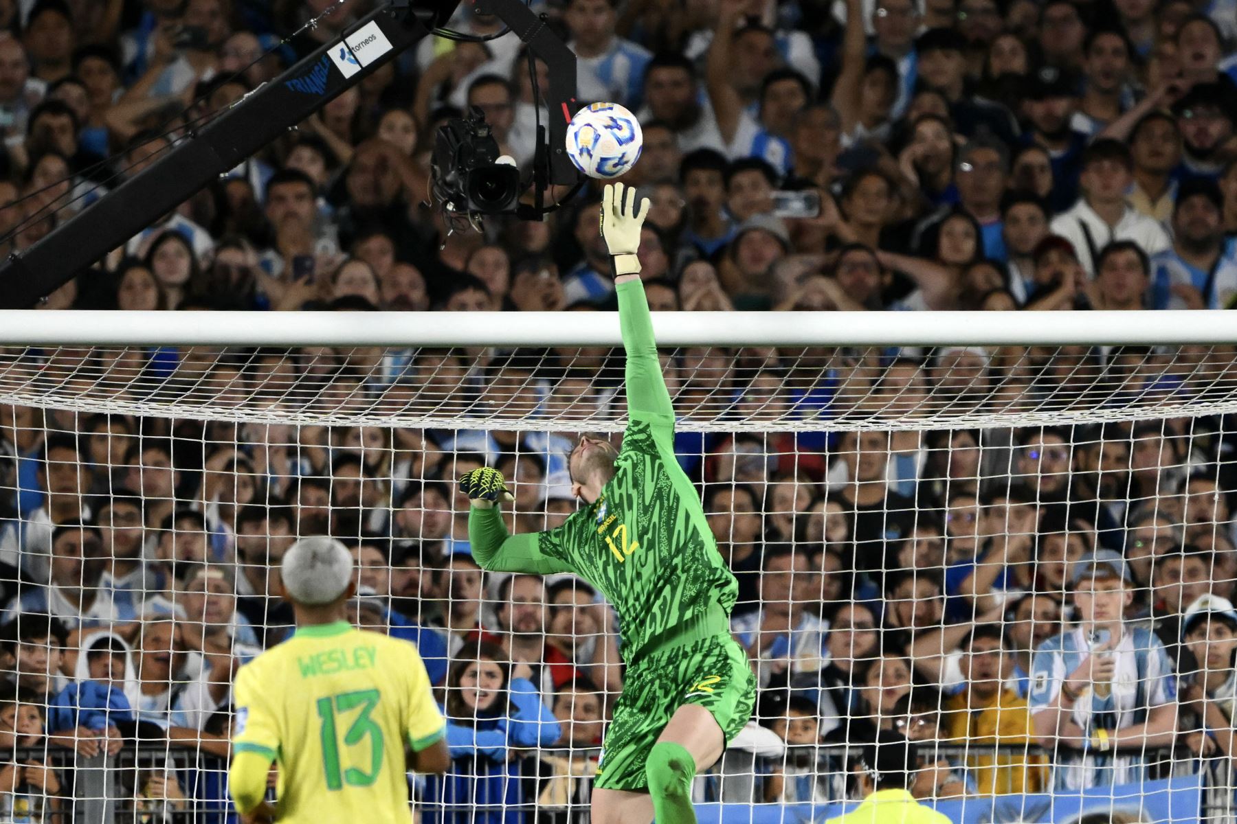 El portero de Brasil, Bento, despeja el balón durante el partido de fútbol de las eliminatorias sudamericanas de la Copa Mundial de la FIFA 2026 entre Argentina y Brasil en el estadio Más Monumental de la provincia de Buenos Aires.
Foto: AFP