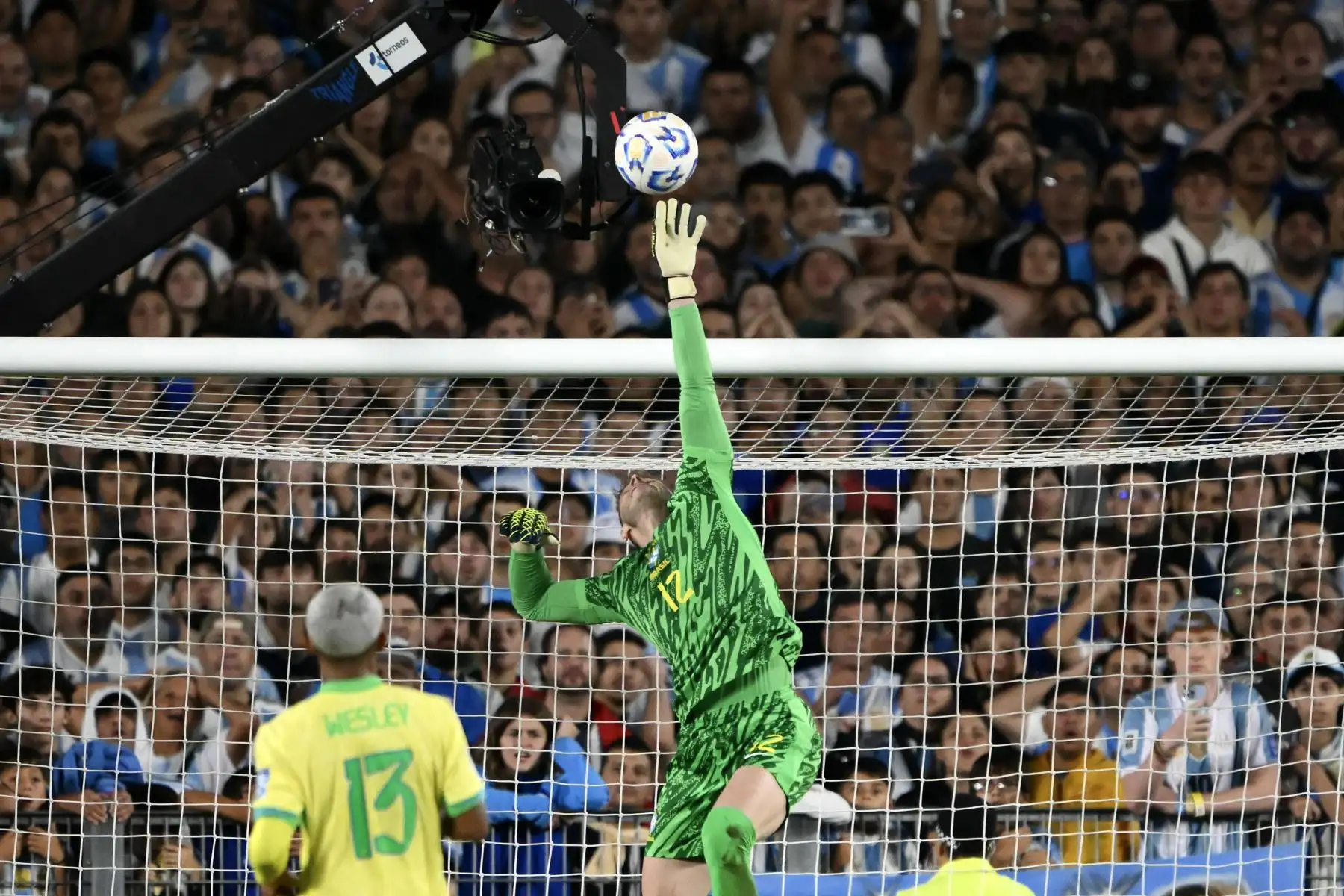 El portero de Brasil, Bento, despeja el balón durante el partido de fútbol de las eliminatorias sudamericanas de la Copa Mundial de la FIFA 2026 entre Argentina y Brasil en el estadio Más Monumental de la provincia de Buenos Aires.
Foto: AFP