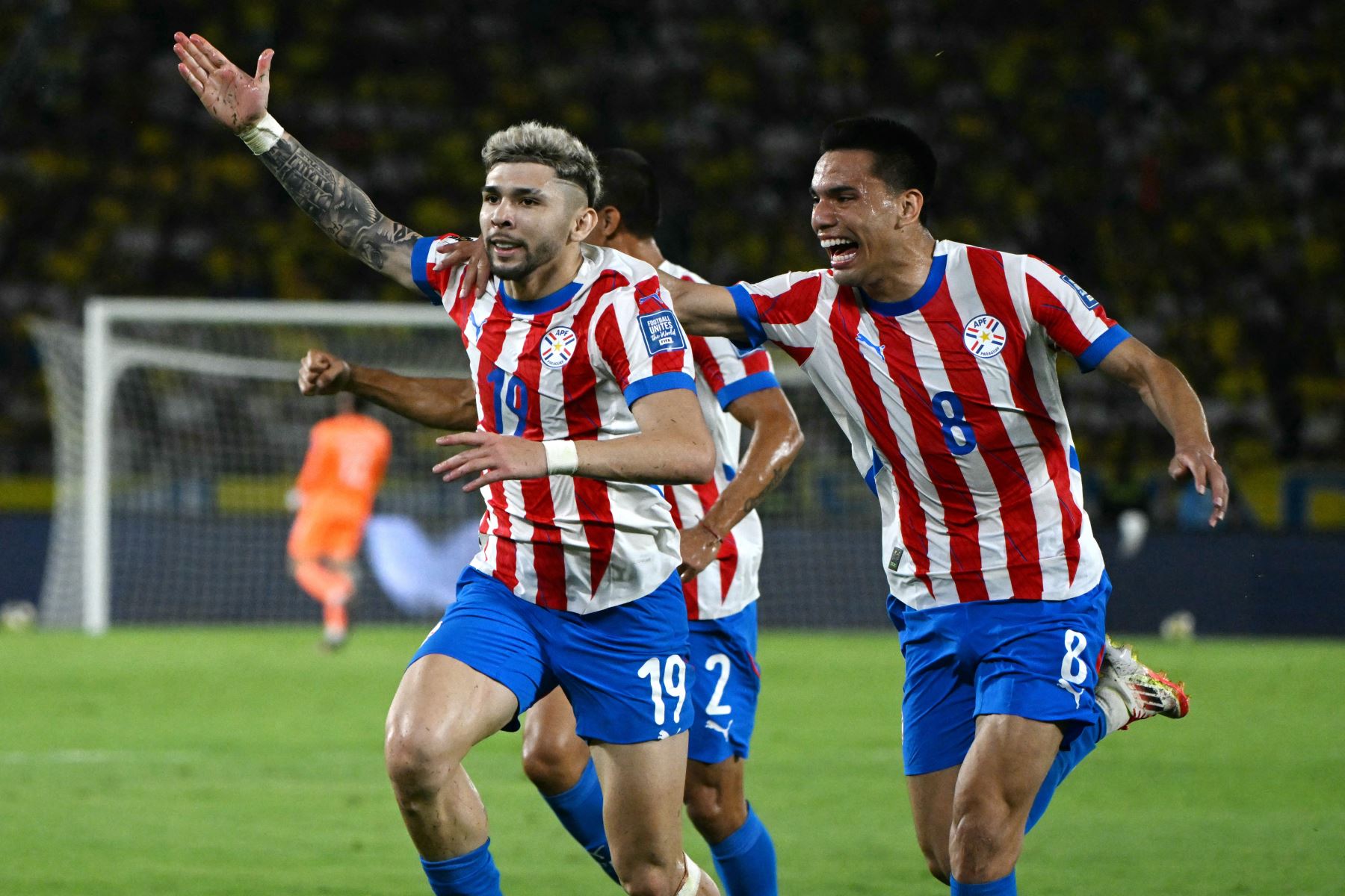 El delantero de Paraguay, Julio Enciso , celebra junto a su compañero mediocampista, Diego Gómez después de anotar el segundo gol de su equipo durante el partido de clasificación sudamericana para la Copa Mundial de la FIFA 2026 entre Colombia y Paraguay en el estadio Metropolitano Roberto Meléndez en Barranquilla, Colombia.
Foto: AFP