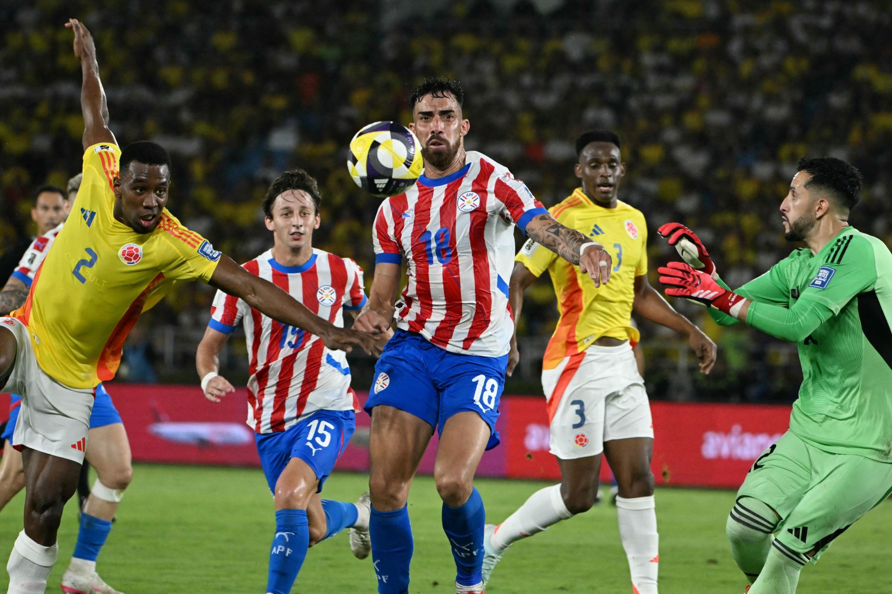 El delantero  de Paraguay, Gabriel Ávalos, lucha por el balón con el defensor de Colombia, Carlos Cuesta, y el portero Camilo Vargas durante el partido de fútbol de las eliminatorias sudamericanas de la Copa Mundial de la FIFA 2026 entre Colombia y Paraguay en el estadio Metropolitano Roberto Meléndez en Barranquilla, Colombia.
Foto: AFP