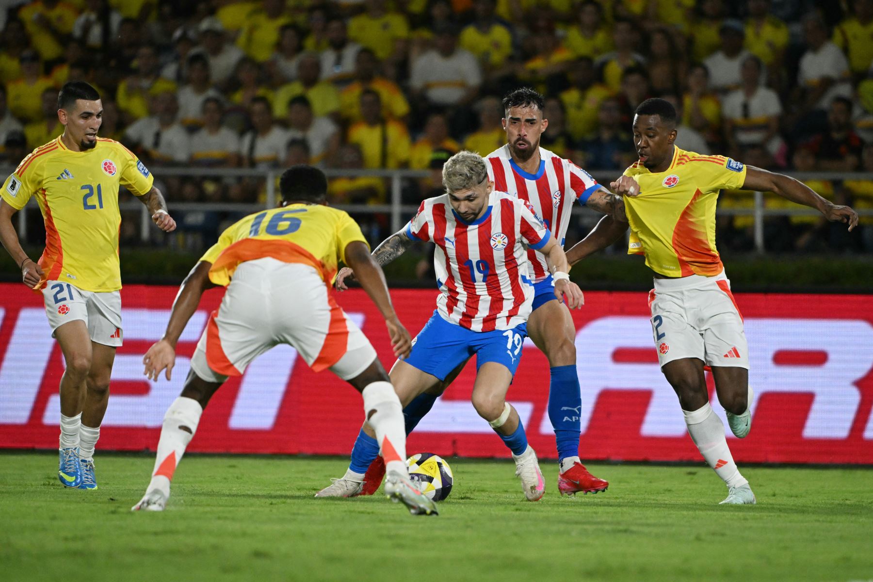 El delantero de Paraguay, Julio Enciso, y el mediocampista de Colombia, Jefferson Lerma, luchan por el balón durante el partido de fútbol de las eliminatorias sudamericanas de la Copa Mundial de la FIFA 2026 entre Colombia y Paraguay en el estadio Metropolitano Roberto Meléndez en Barranquilla, Colombia.
Foto: AFP
