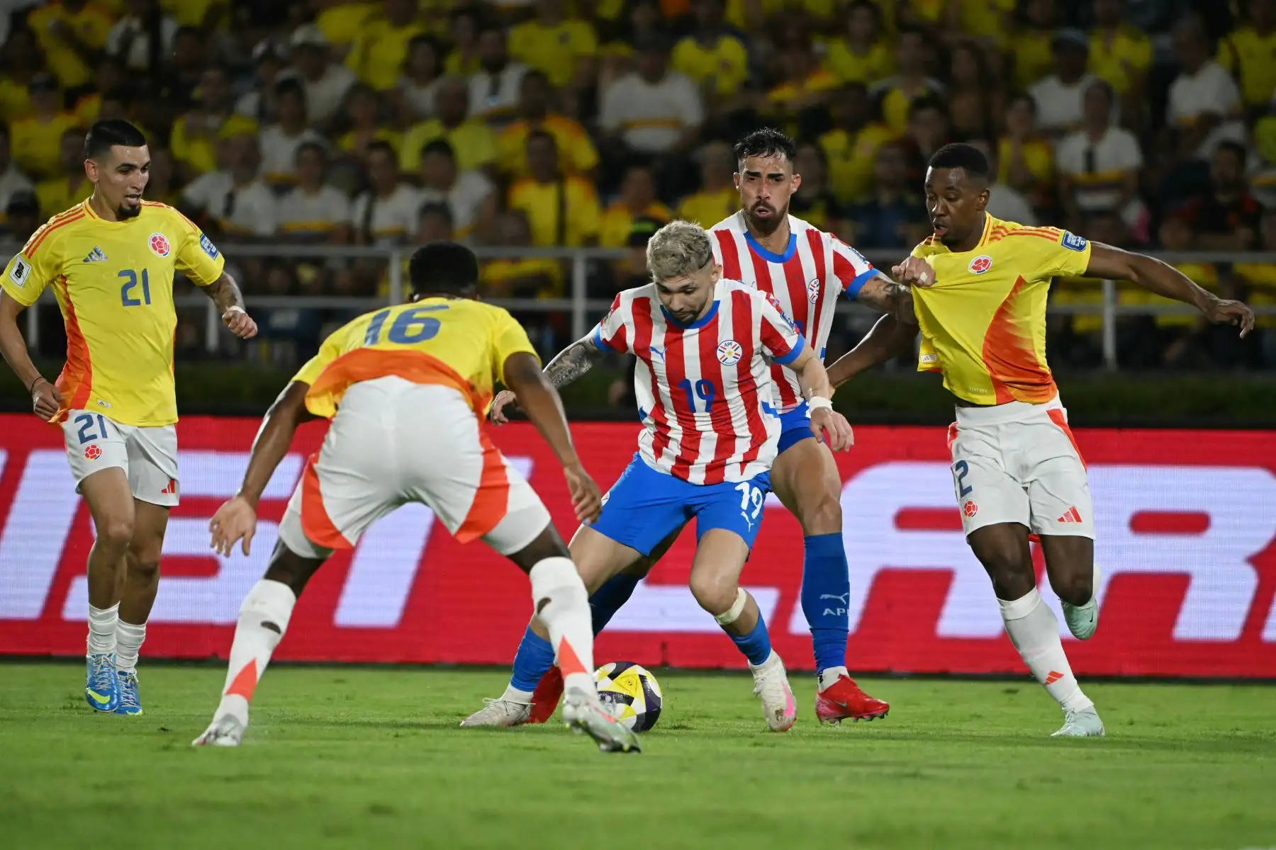 El delantero de Paraguay, Julio Enciso, y el mediocampista de Colombia, Jefferson Lerma, luchan por el balón durante el partido de fútbol de las eliminatorias sudamericanas de la Copa Mundial de la FIFA 2026 entre Colombia y Paraguay en el estadio Metropolitano Roberto Meléndez en Barranquilla, Colombia.
Foto: AFP