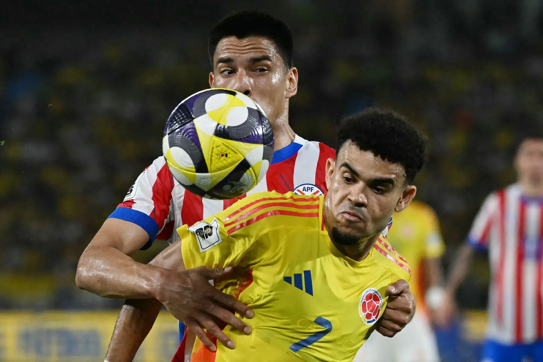 El delantero colombiano  Luis Díaz y el mediocampista paraguayo  Diego Gómez disputan el balón durante el partido de las eliminatorias sudamericanas al Mundial de la FIFA 2026 entre Colombia y Paraguay en el estadio Metropolitano Roberto Meléndez en Barranquilla, Colombia.
Foto: AFP