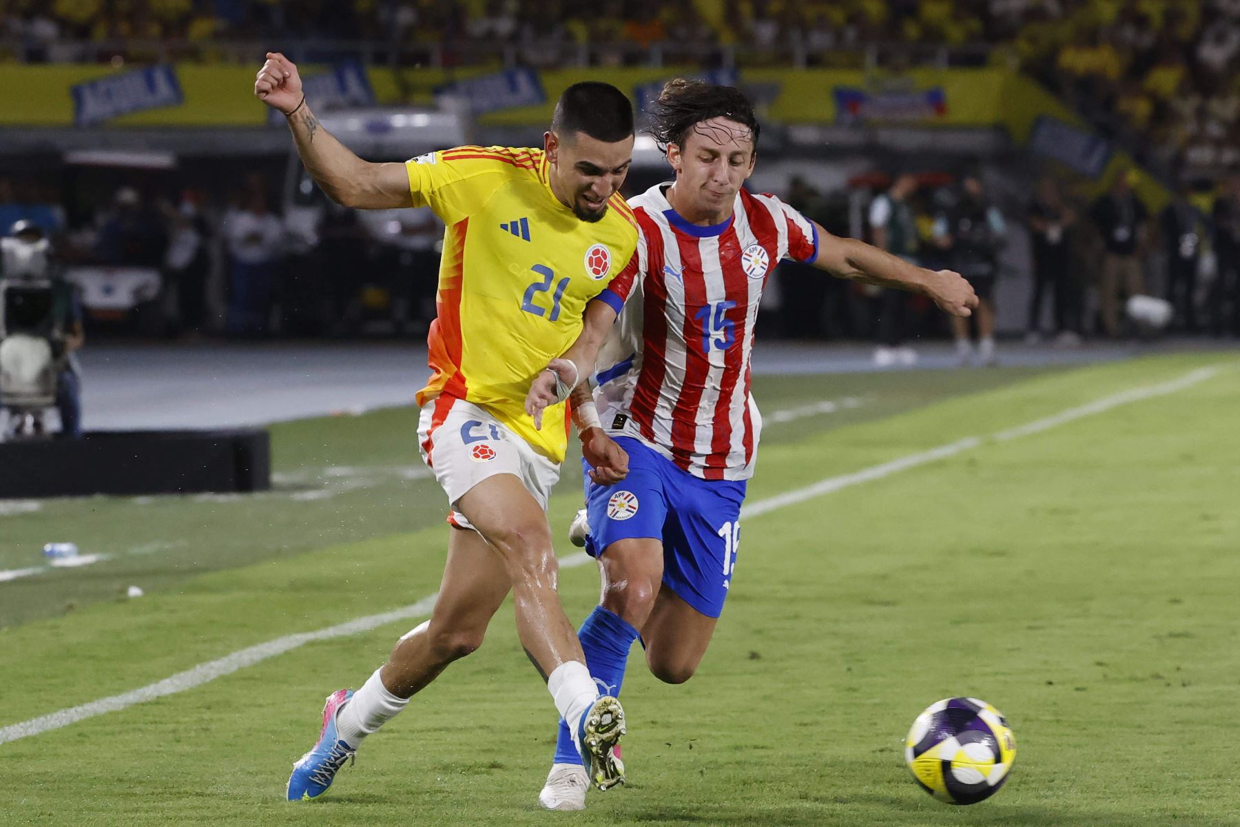 Daniel Muñoz  de Colombia disputa el balón con Matías Galarza de Paraguay este martes en un partido de las eliminatorias sudamericanas para el Mundial de 2026 entre las selecciones de Colombia y Paraguay en el estadio Metropolitano Roberto Melendez en Barranquilla (Colombia). 
Foto: EFE