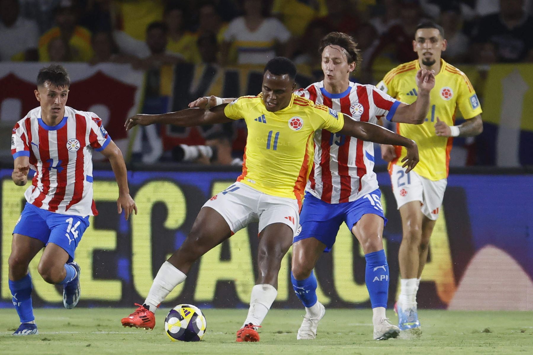 Jhon Arias de Colombia disputa el balón con Matías Galarza de Paraguay este martes en un partido de las eliminatorias sudamericanas para el Mundial de 2026 entre las selecciones de Colombia y Paraguay en el estadio Metropolitano Roberto Melendez en Barranquilla (Colombia). 
Foto: EFE