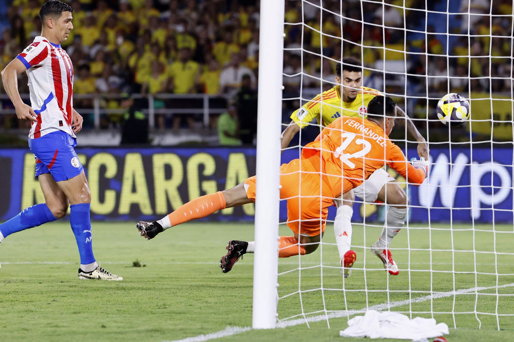 Colombia y Ecuador brindaron un espectáculo de alto nivel en las Eliminatorias al Mundial 2026, empatando 2-2 en un partido lleno de emoción y goles. Ambos equipos se mostraron agresivos en ataque, intercambiando el dominio del juego en distintos momentos. A pesar de las oportunidades de ambos lados, ninguno logró imponerse en el marcador. Con este resultado, Colombia y Ecuador siguen sumando en su lucha por la clasificación. Foto: EFE