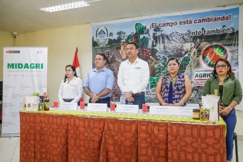 Como parte de sus actividades, el titular del Midagri, Ángel Manero, entregó semillas de arroz y maíz de alta calidad genética a productores y pajillas para inseminación artificial a ganaderos.