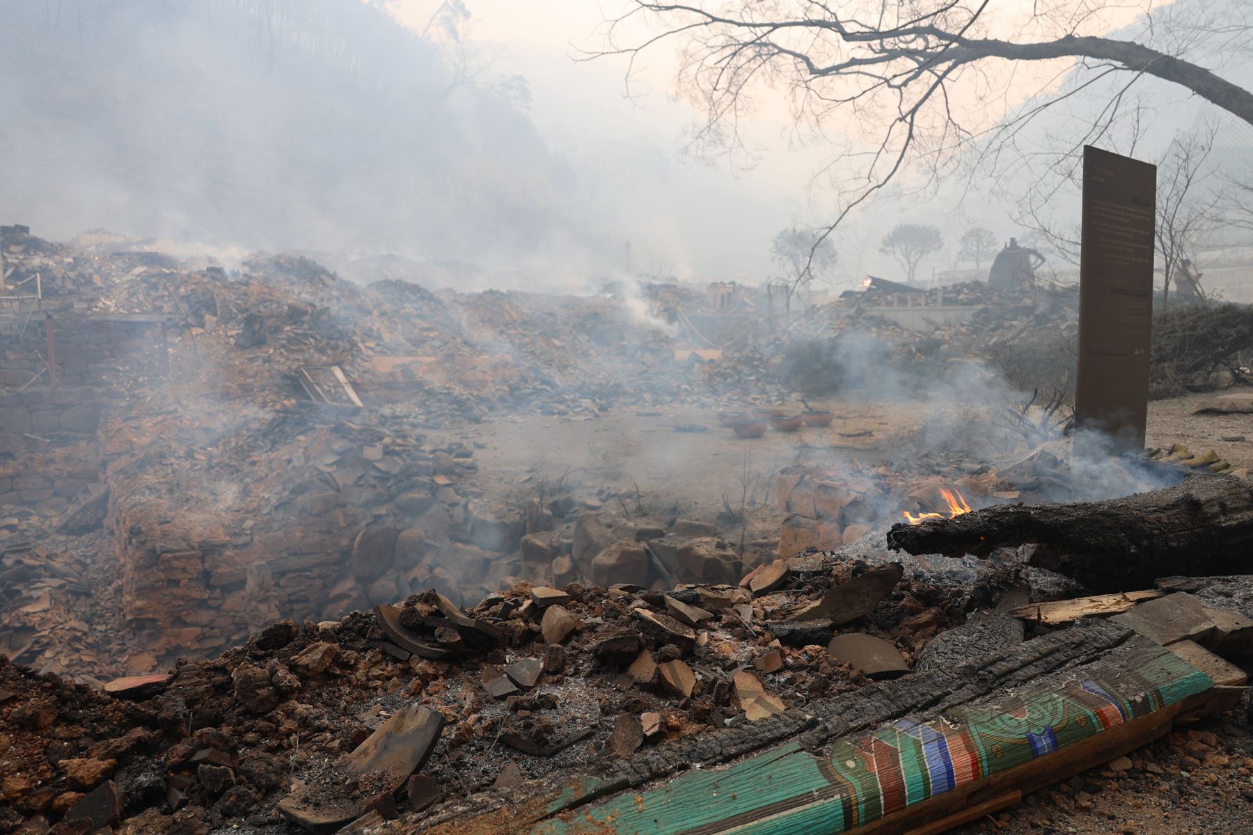Al menos 24 personas han muerto a causa de los incendios forestales que asolan el sudeste de Corea del Sur desde hace seis días y que los equipos de extinción continuaban tratando de controlar. Foto: EFE