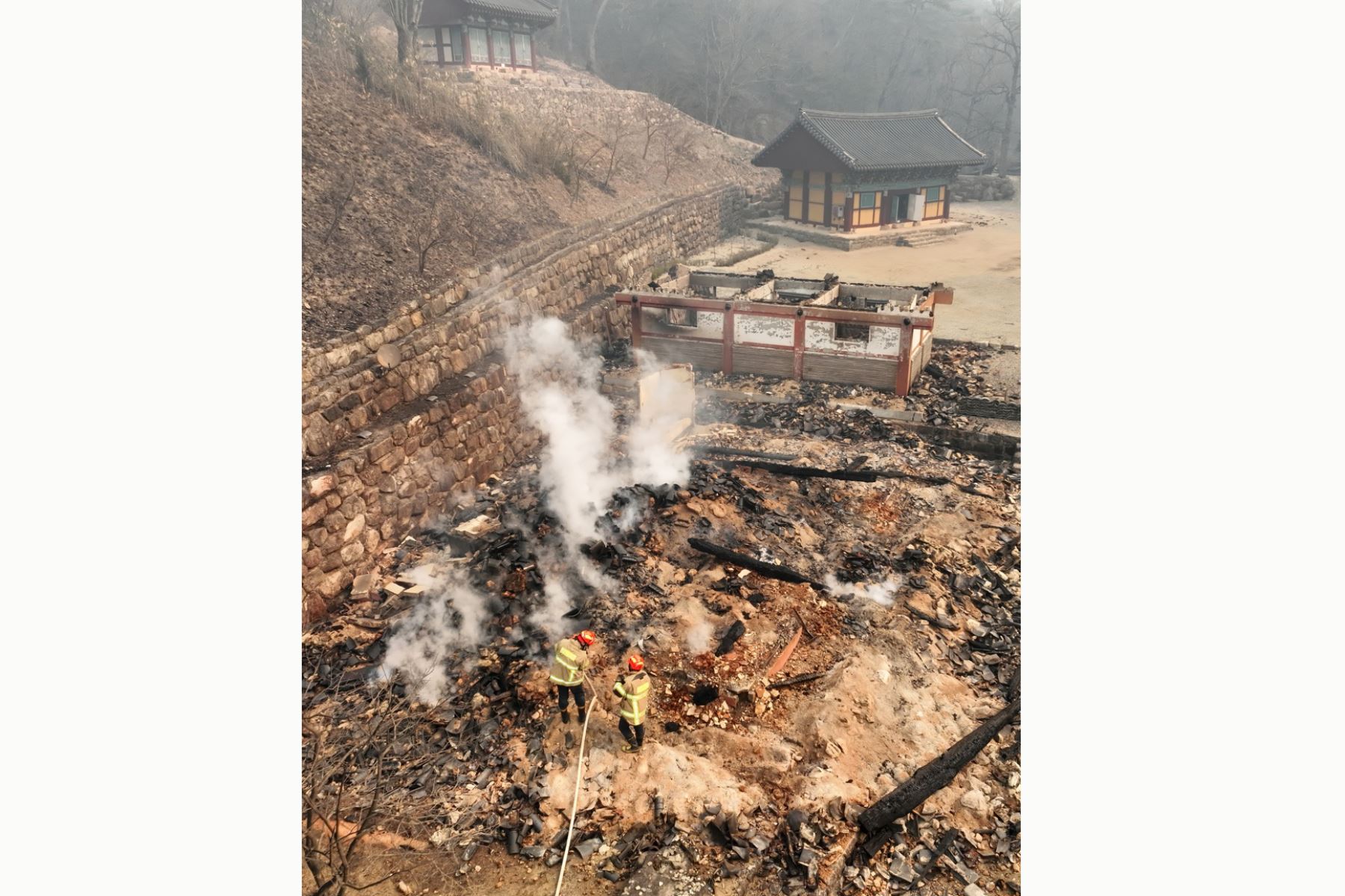 De las 24 víctimas de los incendios forestales, 20 fueron encontradas en Uiseong y cuatro eran de Sancheong, según cifras de las 16:00 (7:00 GMT) de la Sede Central de Contramedidas de Seguridad y Desastres del país asiático. Foto: EFE