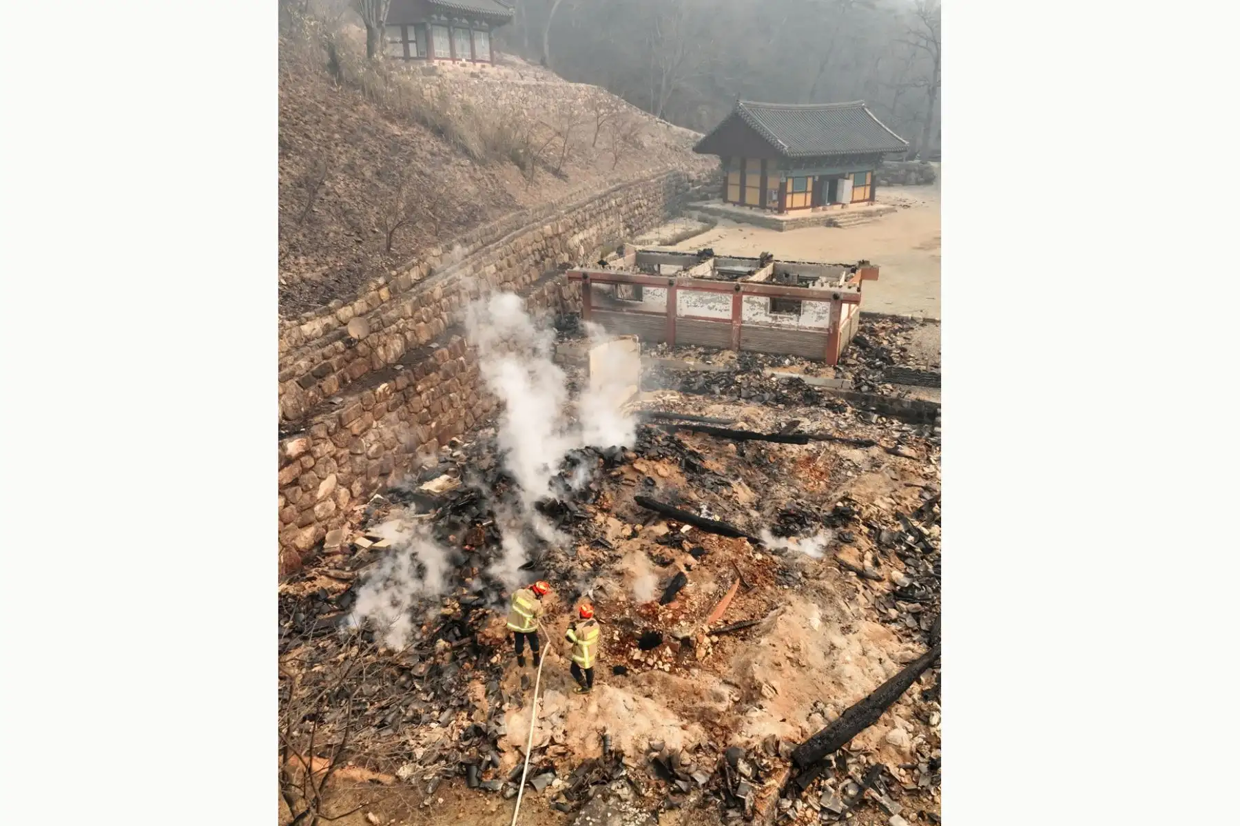 De las 24 víctimas de los incendios forestales, 20 fueron encontradas en Uiseong y cuatro eran de Sancheong, según cifras de las 16:00 (7:00 GMT) de la Sede Central de Contramedidas de Seguridad y Desastres del país asiático. Foto: EFE