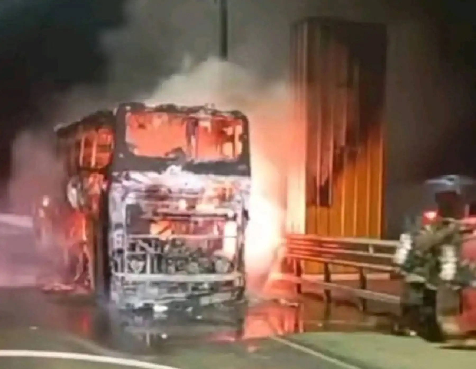 Pasajeros de un bus interprovincial que partió de Chiclayo con destino a Piura salvaron de morir tras incendiarse el vehículo en la Panamericana Norte. Foto: ANDINA/difusión.