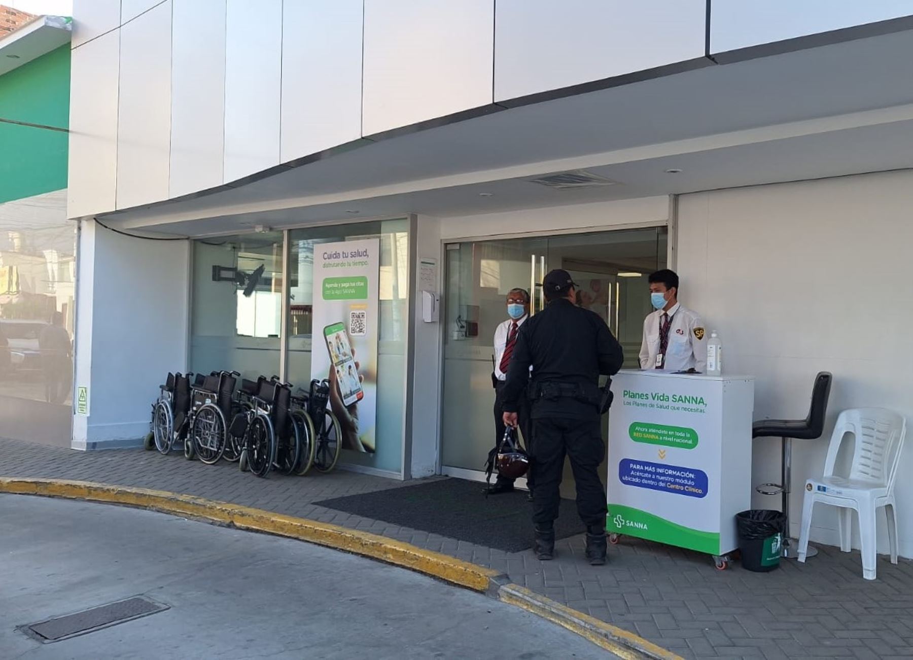 A través de un comunicado, la clínica Sanna confirmó que dos personas fallecieron en Trujillo tras suministrarles el suero fisiológico del lote 2123624 de Medifarma.