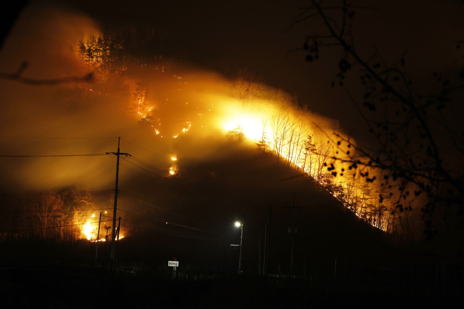 Incendio forestal en la montaña del condado de Cheongsong, provincia de Gyeongsang del Norte, Corea del Sur. Corea del Sur lucha contra los incendios forestales en la región sureste, descritos por las autoridades como los más grandes registrados, con al menos 27 muertos, según la Sede Central de Medidas Contra Desastres y Seguridad. Foto: EFE
