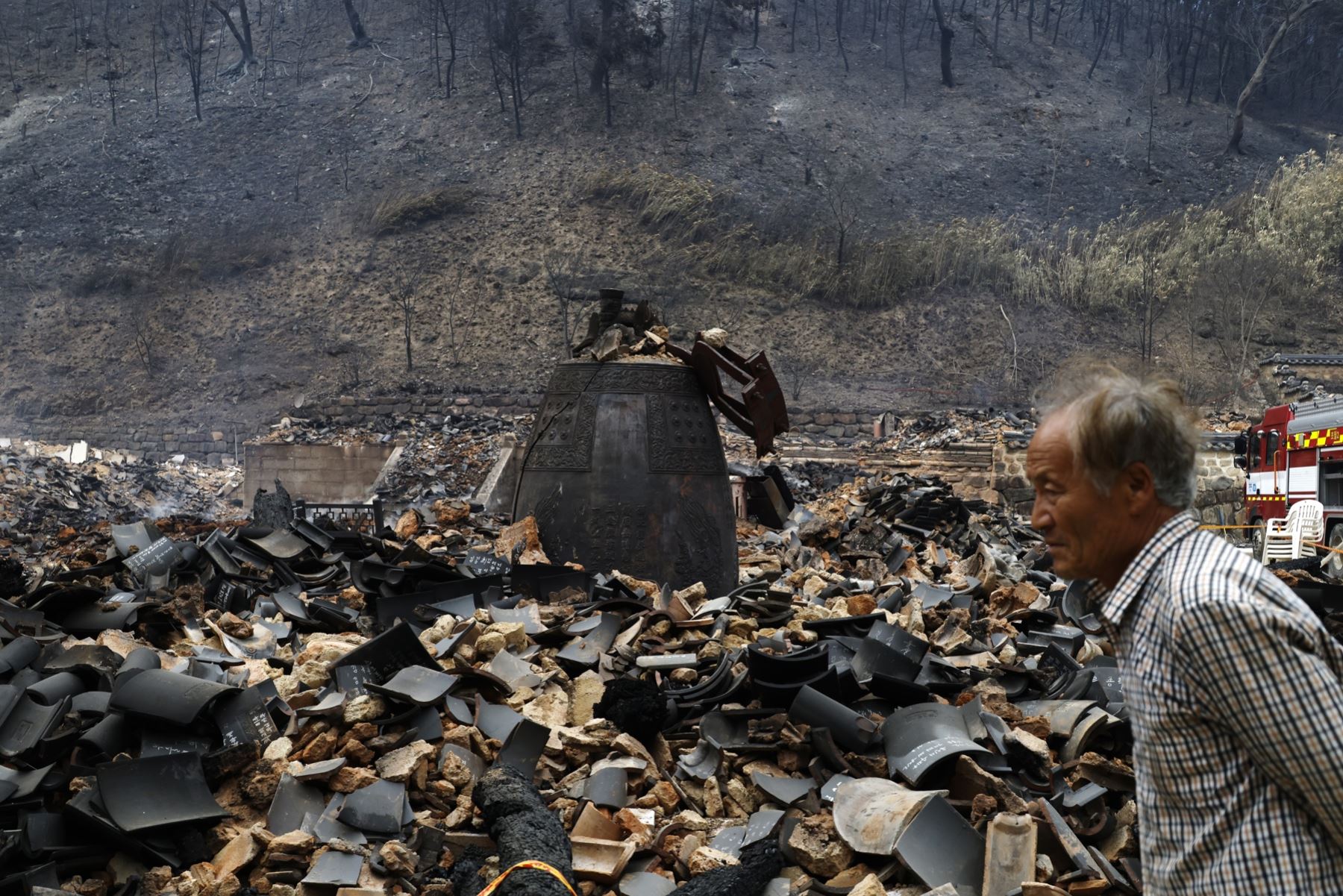 Restos quemados del Templo Goun, destruido por los incendios forestales en Uiseong, provincia de Gyeongsang del Norte, Corea del Sur. Foto: EFE
