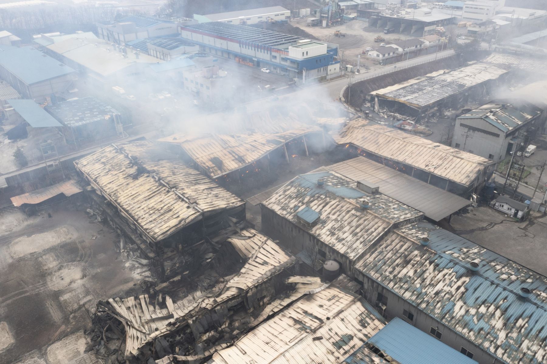Fotografía tomada con un dron muestra una vista aérea del Complejo Agrícola Industrial de Namhu, destruido por los incendios forestales en la ciudad de Andong, Corea del Sur. Foto: EFE