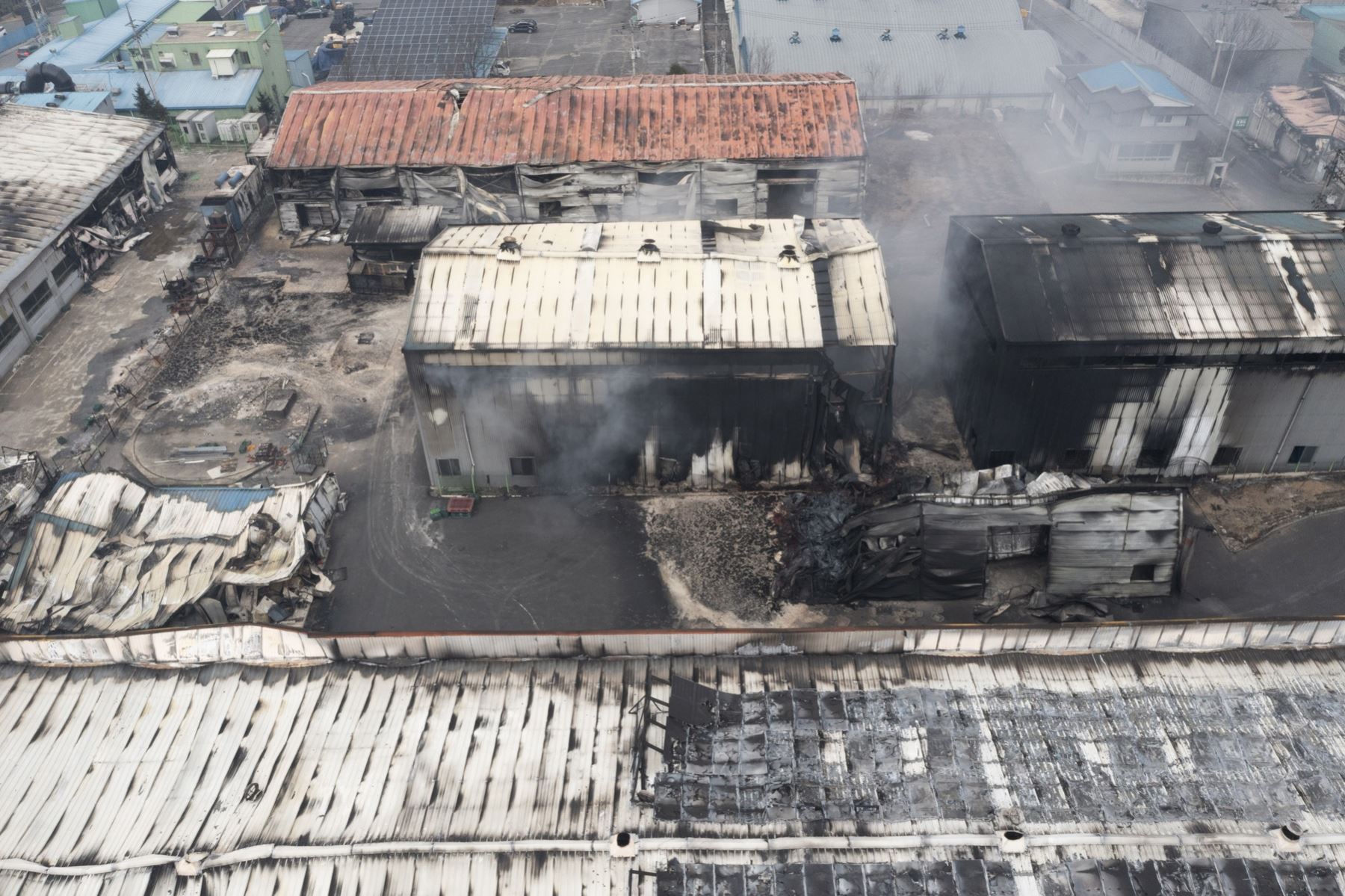 Fotografía tomada con un dron muestra una vista aérea del Complejo Agrícola Industrial de Namhu, destruido por los incendios forestales en la ciudad de Andong, Corea del Sur. Foto: EFE
