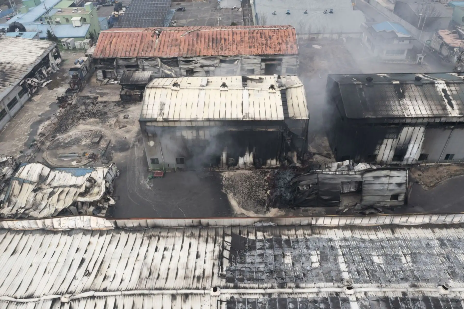 Fotografía tomada con un dron muestra una vista aérea del Complejo Agrícola Industrial de Namhu, destruido por los incendios forestales en la ciudad de Andong, Corea del Sur. Foto: EFE