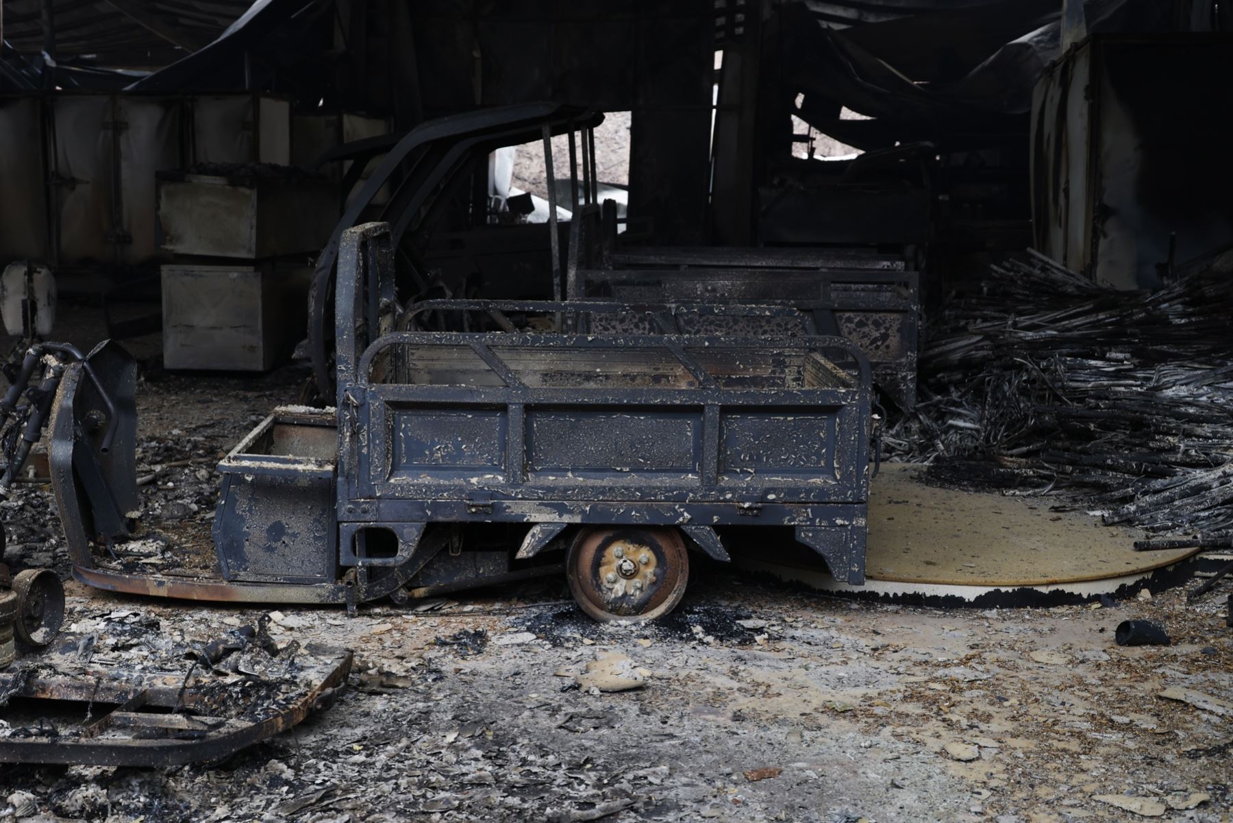 Restos quemados de edificios destruidos por los incendios forestales en el Complejo Industrial Agrícola de Namhu, en la ciudad de Andong, Corea del Sur. Foto: EFE