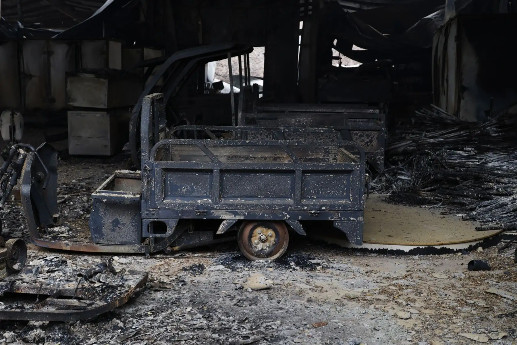 Restos quemados de edificios destruidos por los incendios forestales en el Complejo Industrial Agrícola de Namhu, en la ciudad de Andong, Corea del Sur. Foto: EFE