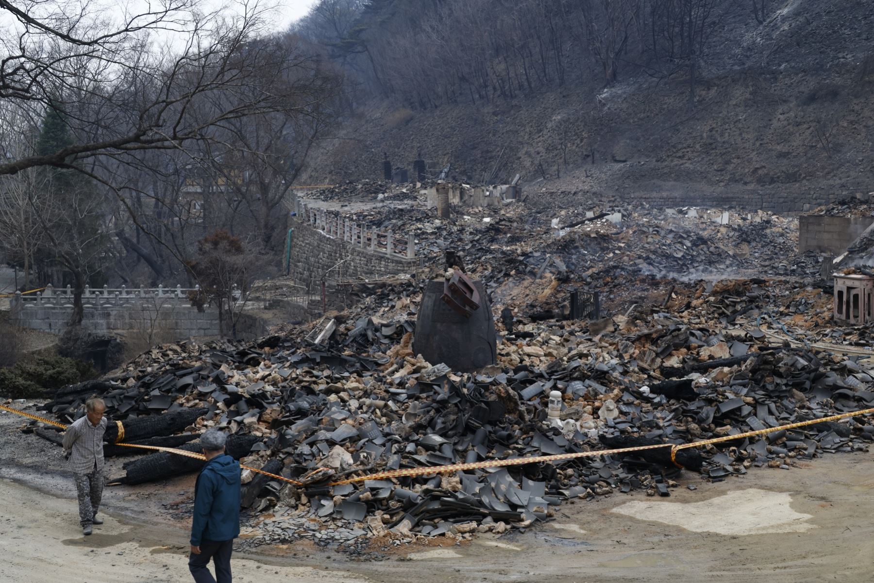 Restos quemados de edificios destruidos por los incendios forestales en el Complejo Industrial Agrícola de Namhu, en la ciudad de Andong, Corea del Sur. Foto: EFE