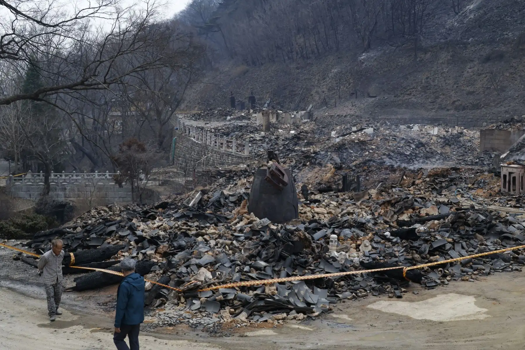 Restos quemados de edificios destruidos por los incendios forestales en el Complejo Industrial Agrícola de Namhu, en la ciudad de Andong, Corea del Sur. Foto: EFE