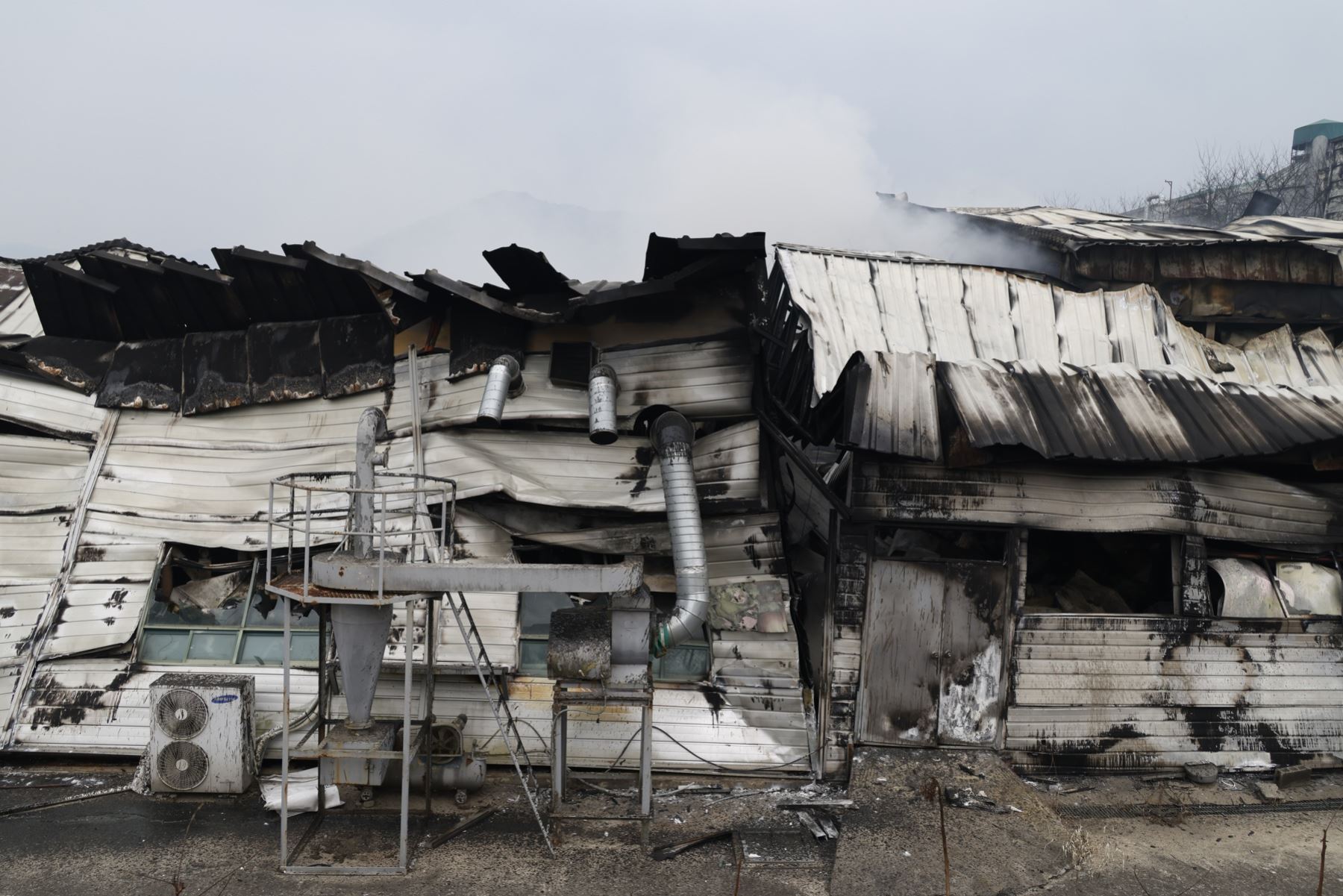 Restos quemados de edificios destruidos por los incendios forestales en el Complejo Industrial Agrícola de Namhu, en la ciudad de Andong, Corea del Sur. Foto: EFE