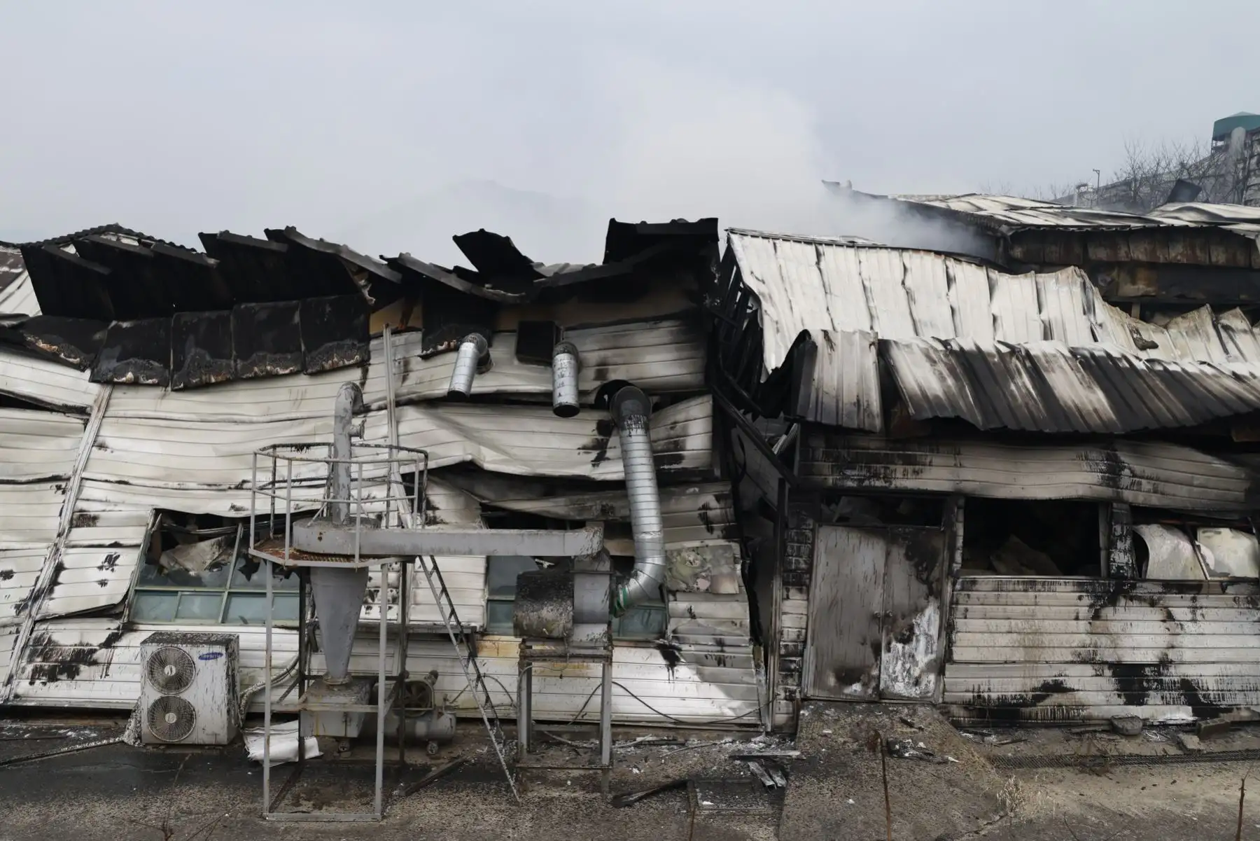 Restos quemados de edificios destruidos por los incendios forestales en el Complejo Industrial Agrícola de Namhu, en la ciudad de Andong, Corea del Sur. Foto: EFE