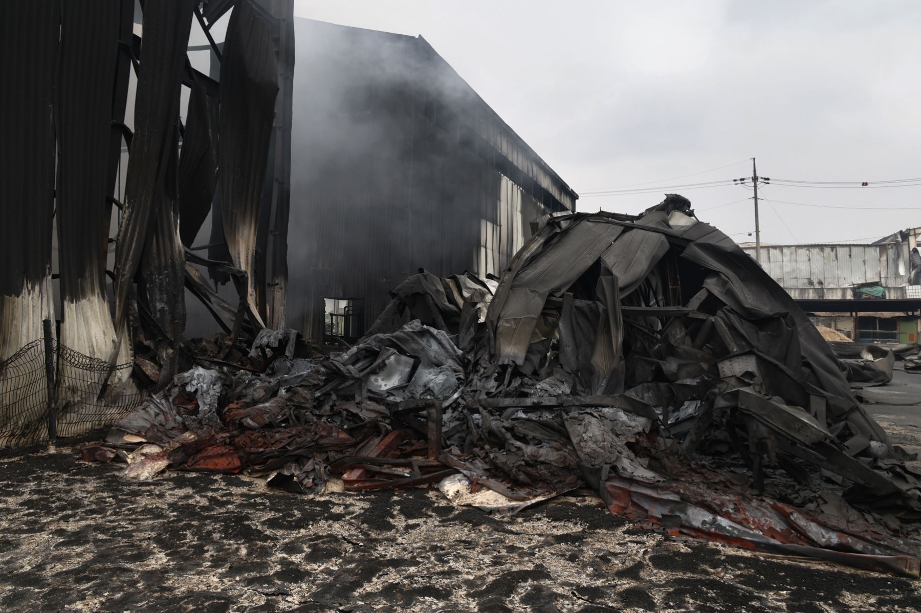 Restos quemados de edificios destruidos por los incendios forestales en el Complejo Industrial Agrícola de Namhu, en la ciudad de Andong, Corea del Sur. Foto: EFE